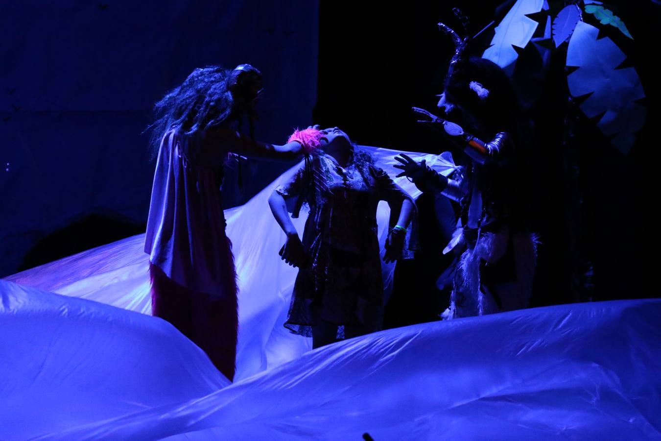 Los alumnos y alumnas de sexto de primaria del C. E. I. P. 'El Rodeo' representaron, ayer, la obra teatral benéfica 'Náufragos, el paraíso perdido', obra de Juan Miguel López Vázquez. La entrada tuvo un precio simbólico de 2 euros que irá destinado a Cruz Roja y 'Andade'. Este sábado, 6 de abril, volverán a representar la citada obra en el Cine-Teatro Balboa, a las 19:30 horas.