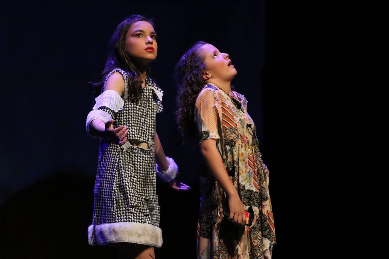 Los alumnos y alumnas de sexto de primaria del C. E. I. P. 'El Rodeo' representaron, ayer, la obra teatral benéfica 'Náufragos, el paraíso perdido', obra de Juan Miguel López Vázquez. La entrada tuvo un precio simbólico de 2 euros que irá destinado a Cruz Roja y 'Andade'. Este sábado, 6 de abril, volverán a representar la citada obra en el Cine-Teatro Balboa, a las 19:30 horas.