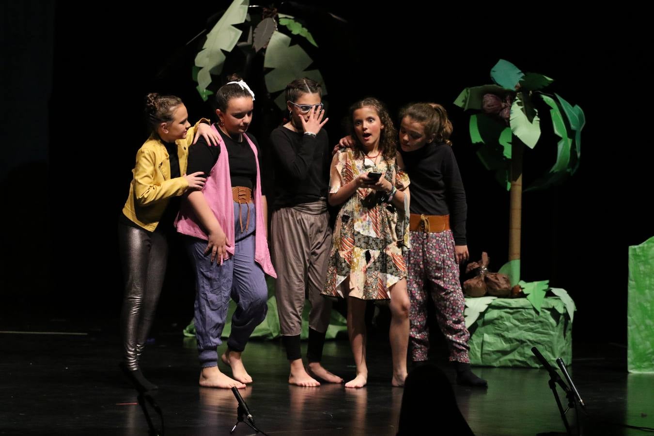 Los alumnos y alumnas de sexto de primaria del C. E. I. P. 'El Rodeo' representaron, ayer, la obra teatral benéfica 'Náufragos, el paraíso perdido', obra de Juan Miguel López Vázquez. La entrada tuvo un precio simbólico de 2 euros que irá destinado a Cruz Roja y 'Andade'. Este sábado, 6 de abril, volverán a representar la citada obra en el Cine-Teatro Balboa, a las 19:30 horas.