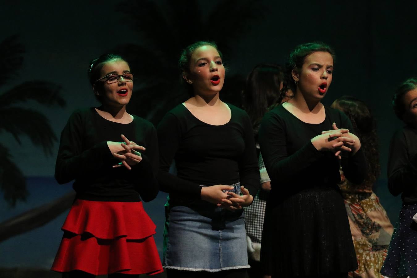 Los alumnos y alumnas de sexto de primaria del C. E. I. P. 'El Rodeo' representaron, ayer, la obra teatral benéfica 'Náufragos, el paraíso perdido', obra de Juan Miguel López Vázquez. La entrada tuvo un precio simbólico de 2 euros que irá destinado a Cruz Roja y 'Andade'. Este sábado, 6 de abril, volverán a representar la citada obra en el Cine-Teatro Balboa, a las 19:30 horas.