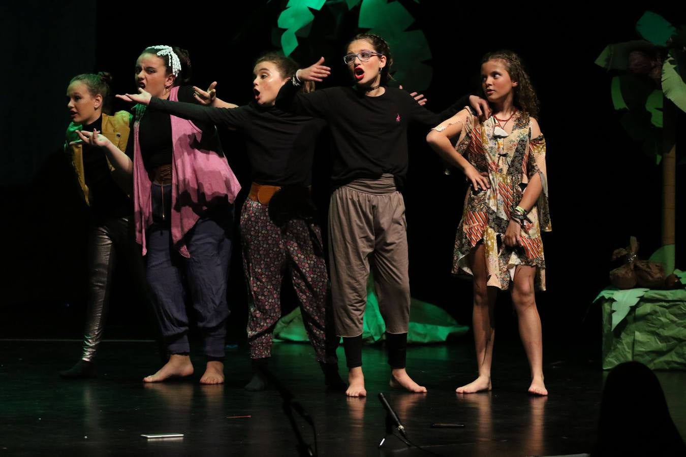 Los alumnos y alumnas de sexto de primaria del C. E. I. P. 'El Rodeo' representaron, ayer, la obra teatral benéfica 'Náufragos, el paraíso perdido', obra de Juan Miguel López Vázquez. La entrada tuvo un precio simbólico de 2 euros que irá destinado a Cruz Roja y 'Andade'. Este sábado, 6 de abril, volverán a representar la citada obra en el Cine-Teatro Balboa, a las 19:30 horas.