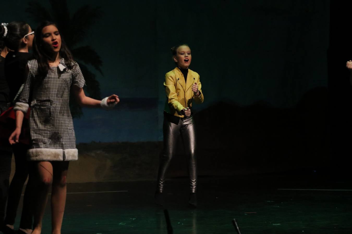 Los alumnos y alumnas de sexto de primaria del C. E. I. P. 'El Rodeo' representaron, ayer, la obra teatral benéfica 'Náufragos, el paraíso perdido', obra de Juan Miguel López Vázquez. La entrada tuvo un precio simbólico de 2 euros que irá destinado a Cruz Roja y 'Andade'. Este sábado, 6 de abril, volverán a representar la citada obra en el Cine-Teatro Balboa, a las 19:30 horas.