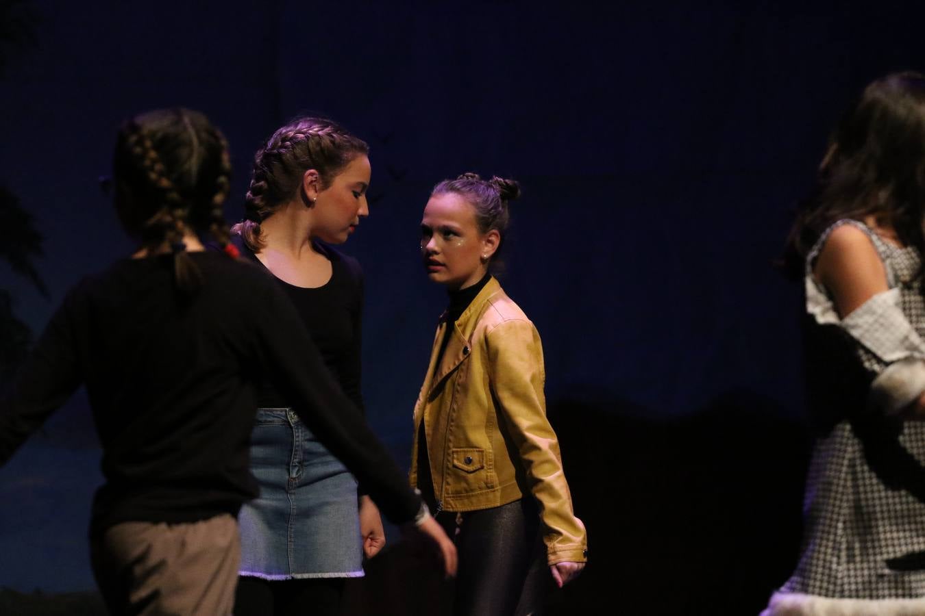 Los alumnos y alumnas de sexto de primaria del C. E. I. P. 'El Rodeo' representaron, ayer, la obra teatral benéfica 'Náufragos, el paraíso perdido', obra de Juan Miguel López Vázquez. La entrada tuvo un precio simbólico de 2 euros que irá destinado a Cruz Roja y 'Andade'. Este sábado, 6 de abril, volverán a representar la citada obra en el Cine-Teatro Balboa, a las 19:30 horas.