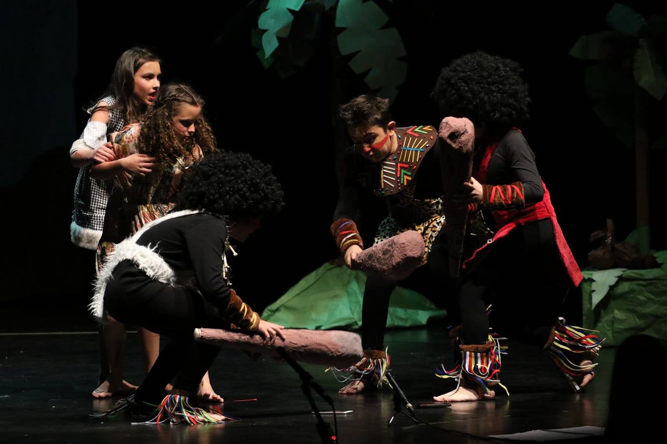 Los alumnos y alumnas de sexto de primaria del C. E. I. P. 'El Rodeo' representaron, ayer, la obra teatral benéfica 'Náufragos, el paraíso perdido', obra de Juan Miguel López Vázquez. La entrada tuvo un precio simbólico de 2 euros que irá destinado a Cruz Roja y 'Andade'. Este sábado, 6 de abril, volverán a representar la citada obra en el Cine-Teatro Balboa, a las 19:30 horas.