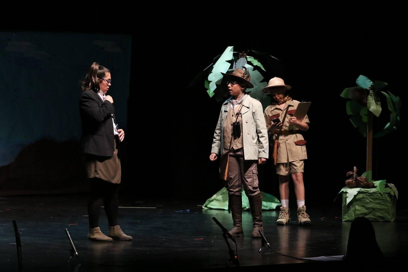 Los alumnos y alumnas de sexto de primaria del C. E. I. P. 'El Rodeo' representaron, ayer, la obra teatral benéfica 'Náufragos, el paraíso perdido', obra de Juan Miguel López Vázquez. La entrada tuvo un precio simbólico de 2 euros que irá destinado a Cruz Roja y 'Andade'. Este sábado, 6 de abril, volverán a representar la citada obra en el Cine-Teatro Balboa, a las 19:30 horas.