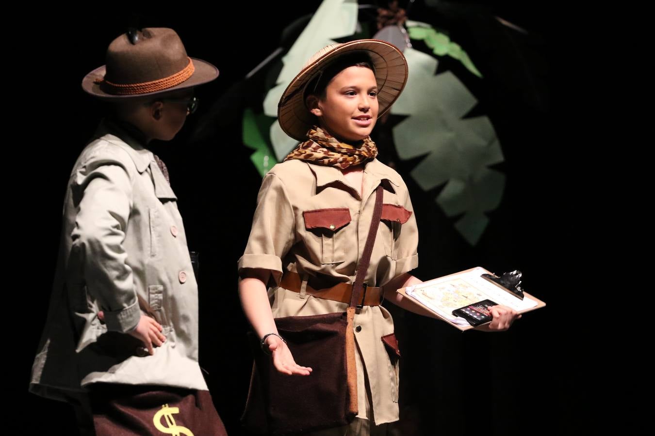 Los alumnos y alumnas de sexto de primaria del C. E. I. P. 'El Rodeo' representaron, ayer, la obra teatral benéfica 'Náufragos, el paraíso perdido', obra de Juan Miguel López Vázquez. La entrada tuvo un precio simbólico de 2 euros que irá destinado a Cruz Roja y 'Andade'. Este sábado, 6 de abril, volverán a representar la citada obra en el Cine-Teatro Balboa, a las 19:30 horas.