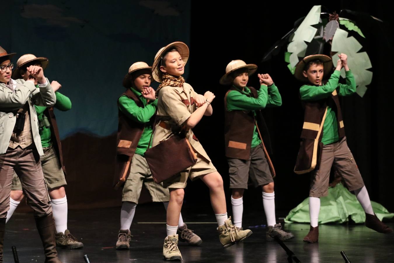 Los alumnos y alumnas de sexto de primaria del C. E. I. P. 'El Rodeo' representaron, ayer, la obra teatral benéfica 'Náufragos, el paraíso perdido', obra de Juan Miguel López Vázquez. La entrada tuvo un precio simbólico de 2 euros que irá destinado a Cruz Roja y 'Andade'. Este sábado, 6 de abril, volverán a representar la citada obra en el Cine-Teatro Balboa, a las 19:30 horas.