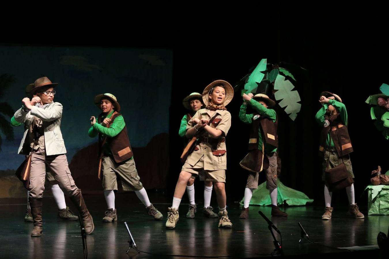 Los alumnos y alumnas de sexto de primaria del C. E. I. P. 'El Rodeo' representaron, ayer, la obra teatral benéfica 'Náufragos, el paraíso perdido', obra de Juan Miguel López Vázquez. La entrada tuvo un precio simbólico de 2 euros que irá destinado a Cruz Roja y 'Andade'. Este sábado, 6 de abril, volverán a representar la citada obra en el Cine-Teatro Balboa, a las 19:30 horas.