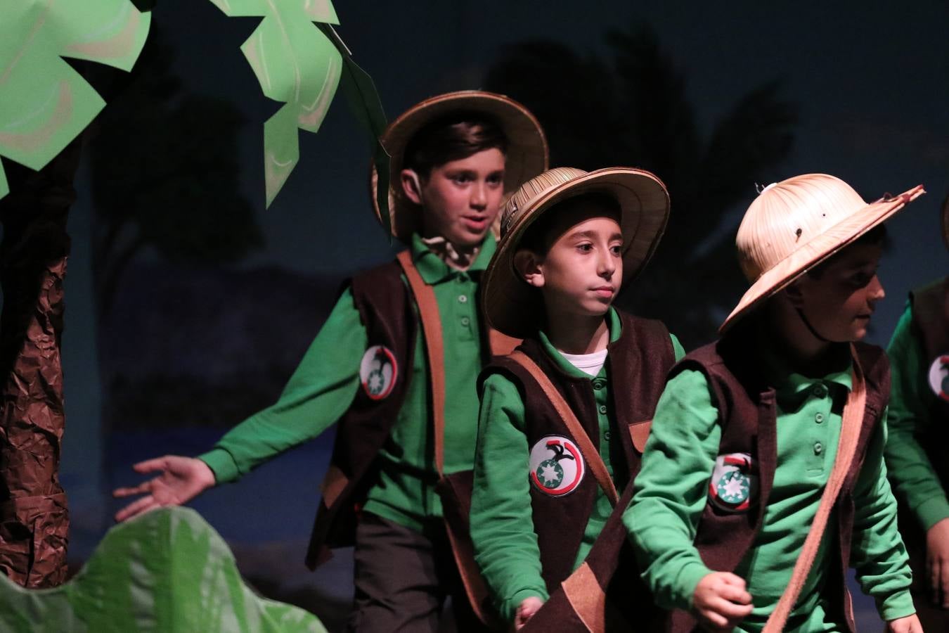 Los alumnos y alumnas de sexto de primaria del C. E. I. P. 'El Rodeo' representaron, ayer, la obra teatral benéfica 'Náufragos, el paraíso perdido', obra de Juan Miguel López Vázquez. La entrada tuvo un precio simbólico de 2 euros que irá destinado a Cruz Roja y 'Andade'. Este sábado, 6 de abril, volverán a representar la citada obra en el Cine-Teatro Balboa, a las 19:30 horas.