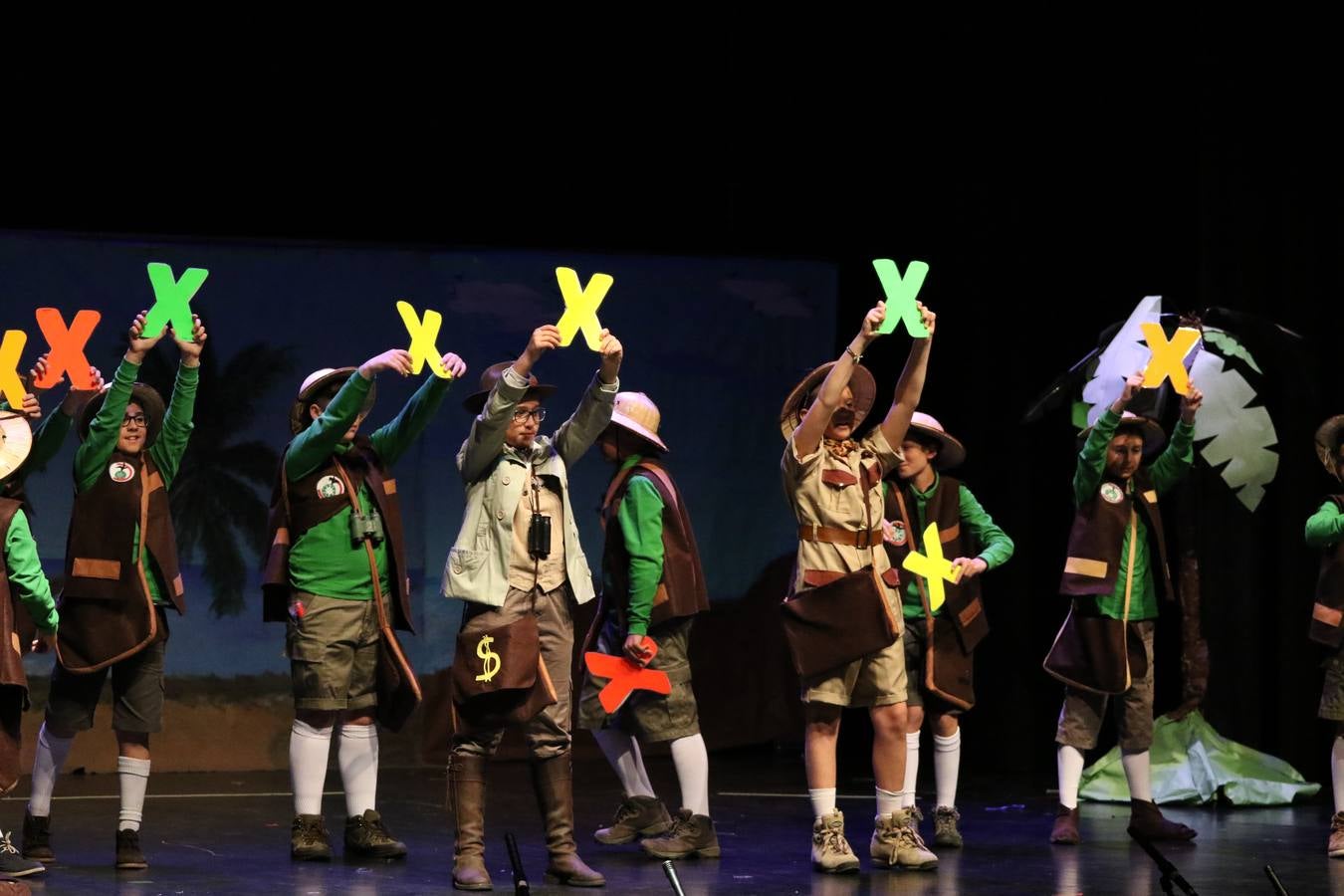 Los alumnos y alumnas de sexto de primaria del C. E. I. P. 'El Rodeo' representaron, ayer, la obra teatral benéfica 'Náufragos, el paraíso perdido', obra de Juan Miguel López Vázquez. La entrada tuvo un precio simbólico de 2 euros que irá destinado a Cruz Roja y 'Andade'. Este sábado, 6 de abril, volverán a representar la citada obra en el Cine-Teatro Balboa, a las 19:30 horas.