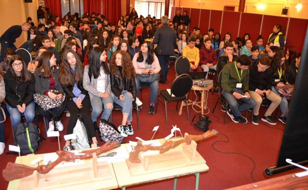 Alumnos participantes conociendo el proceso de elaboración del jamón ibérico de bellota.