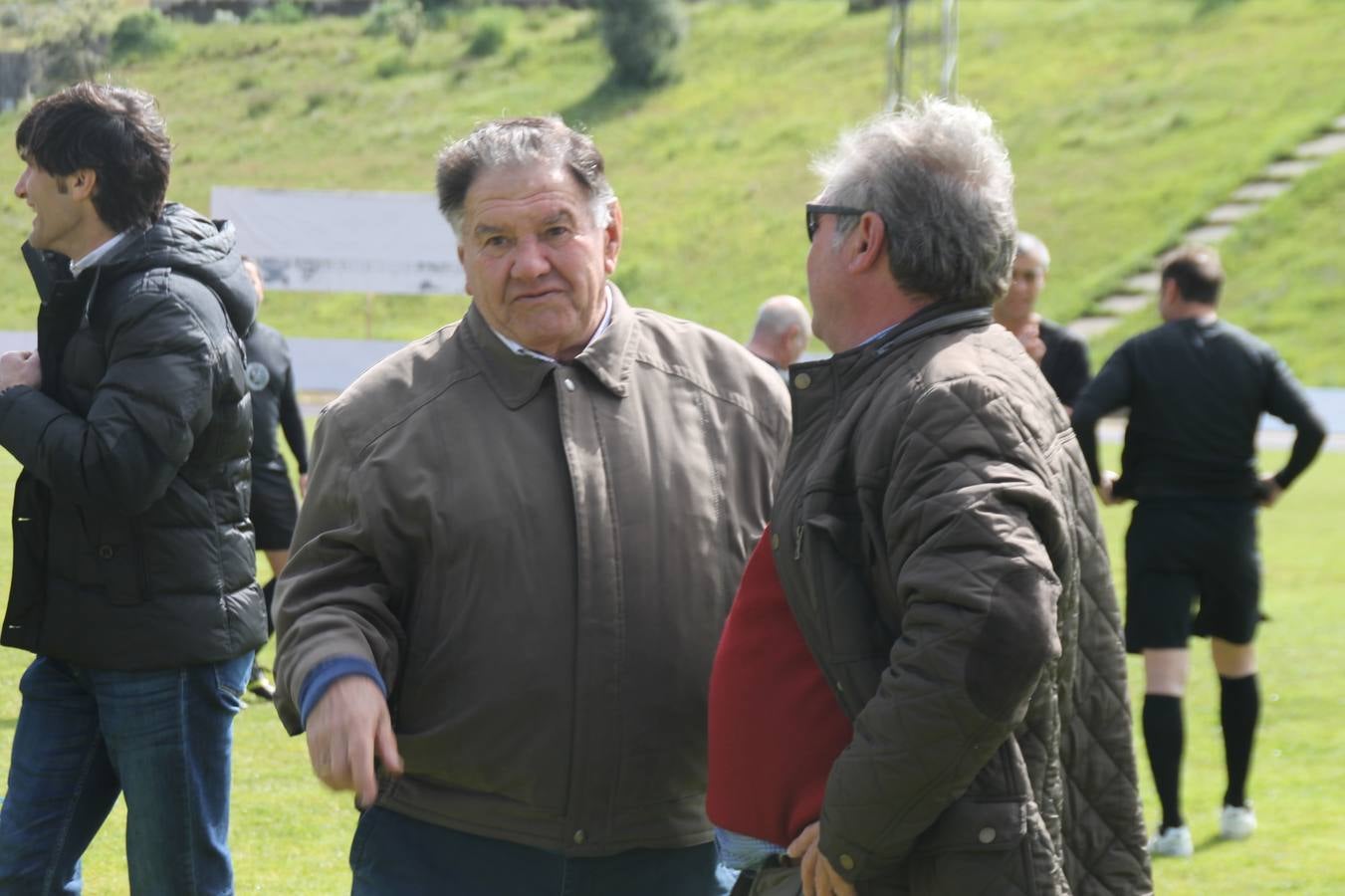 Jornada entrañable y emotiva la que ha vivido este sábado, 6 de abril, el Jerez Club de Fútbol con la celebración de un partido amistoso enmarcado en la conmemoración de su 50º aniversario, que ha reunido, dentro y fuera del césped del estadio municipal de la Ciudad Deportiva 'Manuel Calzado', a numerosos rostros protagonistas de la trayectoria de este gran club extremeño.A la cita han acudido futbolistas, entrenadores y directivos de buena parte de ese medio siglo de historia. Desde artífices de los inicios del club verdinegro, con su nombre originario de Club Polideportivo Vasco Núñez, a algunos de los juveniles del Jerez que lograron el ascenso a la División de honor en la temporada 95-96 con Paco Agudo como técnico, hasta un buen número de los protagonistas del mayor hito en la historia del club templario, el ascenso a Segunda División B en la temporada 98-99 con Vázquez Bermejo como entrenador y siendo presidente Ángel Asensio.