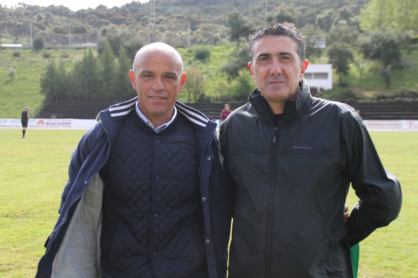 Jornada entrañable y emotiva la que ha vivido este sábado, 6 de abril, el Jerez Club de Fútbol con la celebración de un partido amistoso enmarcado en la conmemoración de su 50º aniversario, que ha reunido, dentro y fuera del césped del estadio municipal de la Ciudad Deportiva 'Manuel Calzado', a numerosos rostros protagonistas de la trayectoria de este gran club extremeño.A la cita han acudido futbolistas, entrenadores y directivos de buena parte de ese medio siglo de historia. Desde artífices de los inicios del club verdinegro, con su nombre originario de Club Polideportivo Vasco Núñez, a algunos de los juveniles del Jerez que lograron el ascenso a la División de honor en la temporada 95-96 con Paco Agudo como técnico, hasta un buen número de los protagonistas del mayor hito en la historia del club templario, el ascenso a Segunda División B en la temporada 98-99 con Vázquez Bermejo como entrenador y siendo presidente Ángel Asensio.