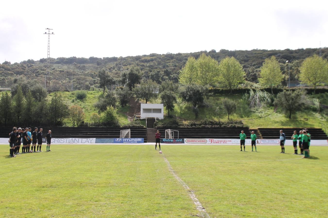 Jornada entrañable y emotiva la que ha vivido este sábado, 6 de abril, el Jerez Club de Fútbol con la celebración de un partido amistoso enmarcado en la conmemoración de su 50º aniversario, que ha reunido, dentro y fuera del césped del estadio municipal de la Ciudad Deportiva 'Manuel Calzado', a numerosos rostros protagonistas de la trayectoria de este gran club extremeño.A la cita han acudido futbolistas, entrenadores y directivos de buena parte de ese medio siglo de historia. Desde artífices de los inicios del club verdinegro, con su nombre originario de Club Polideportivo Vasco Núñez, a algunos de los juveniles del Jerez que lograron el ascenso a la División de honor en la temporada 95-96 con Paco Agudo como técnico, hasta un buen número de los protagonistas del mayor hito en la historia del club templario, el ascenso a Segunda División B en la temporada 98-99 con Vázquez Bermejo como entrenador y siendo presidente Ángel Asensio.
