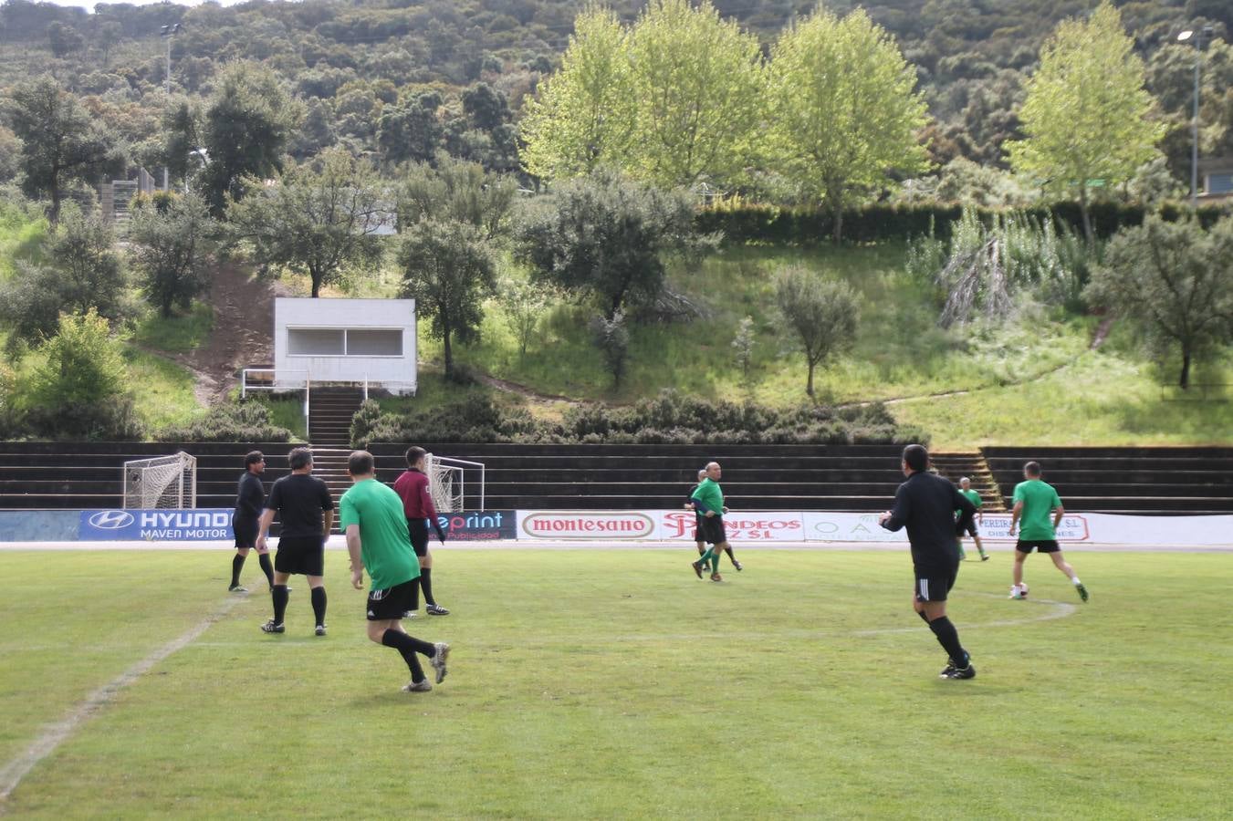 Jornada entrañable y emotiva la que ha vivido este sábado, 6 de abril, el Jerez Club de Fútbol con la celebración de un partido amistoso enmarcado en la conmemoración de su 50º aniversario, que ha reunido, dentro y fuera del césped del estadio municipal de la Ciudad Deportiva 'Manuel Calzado', a numerosos rostros protagonistas de la trayectoria de este gran club extremeño.A la cita han acudido futbolistas, entrenadores y directivos de buena parte de ese medio siglo de historia. Desde artífices de los inicios del club verdinegro, con su nombre originario de Club Polideportivo Vasco Núñez, a algunos de los juveniles del Jerez que lograron el ascenso a la División de honor en la temporada 95-96 con Paco Agudo como técnico, hasta un buen número de los protagonistas del mayor hito en la historia del club templario, el ascenso a Segunda División B en la temporada 98-99 con Vázquez Bermejo como entrenador y siendo presidente Ángel Asensio.