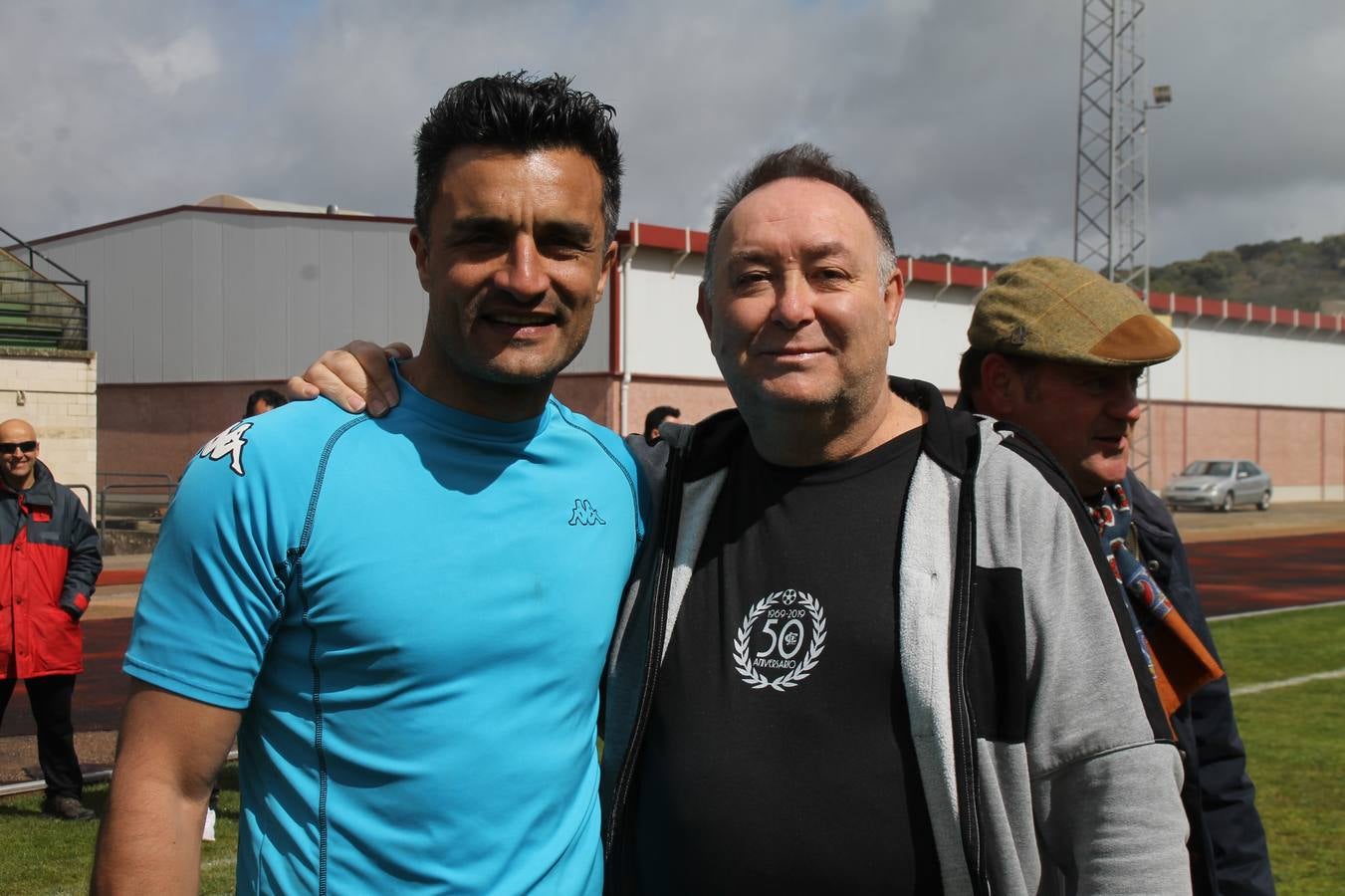 Jornada entrañable y emotiva la que ha vivido este sábado, 6 de abril, el Jerez Club de Fútbol con la celebración de un partido amistoso enmarcado en la conmemoración de su 50º aniversario, que ha reunido, dentro y fuera del césped del estadio municipal de la Ciudad Deportiva 'Manuel Calzado', a numerosos rostros protagonistas de la trayectoria de este gran club extremeño.A la cita han acudido futbolistas, entrenadores y directivos de buena parte de ese medio siglo de historia. Desde artífices de los inicios del club verdinegro, con su nombre originario de Club Polideportivo Vasco Núñez, a algunos de los juveniles del Jerez que lograron el ascenso a la División de honor en la temporada 95-96 con Paco Agudo como técnico, hasta un buen número de los protagonistas del mayor hito en la historia del club templario, el ascenso a Segunda División B en la temporada 98-99 con Vázquez Bermejo como entrenador y siendo presidente Ángel Asensio.