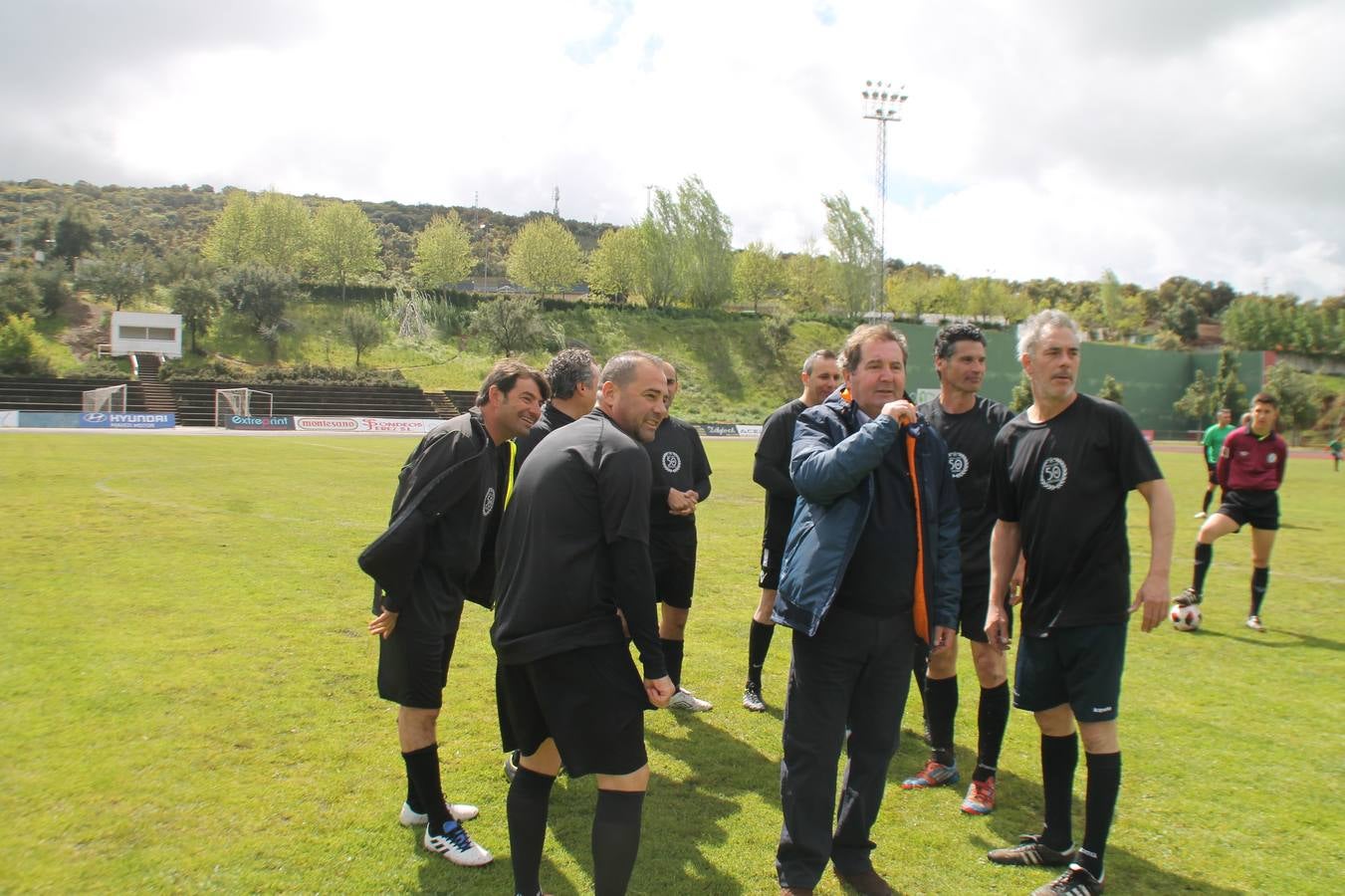 Jornada entrañable y emotiva la que ha vivido este sábado, 6 de abril, el Jerez Club de Fútbol con la celebración de un partido amistoso enmarcado en la conmemoración de su 50º aniversario, que ha reunido, dentro y fuera del césped del estadio municipal de la Ciudad Deportiva 'Manuel Calzado', a numerosos rostros protagonistas de la trayectoria de este gran club extremeño.A la cita han acudido futbolistas, entrenadores y directivos de buena parte de ese medio siglo de historia. Desde artífices de los inicios del club verdinegro, con su nombre originario de Club Polideportivo Vasco Núñez, a algunos de los juveniles del Jerez que lograron el ascenso a la División de honor en la temporada 95-96 con Paco Agudo como técnico, hasta un buen número de los protagonistas del mayor hito en la historia del club templario, el ascenso a Segunda División B en la temporada 98-99 con Vázquez Bermejo como entrenador y siendo presidente Ángel Asensio.