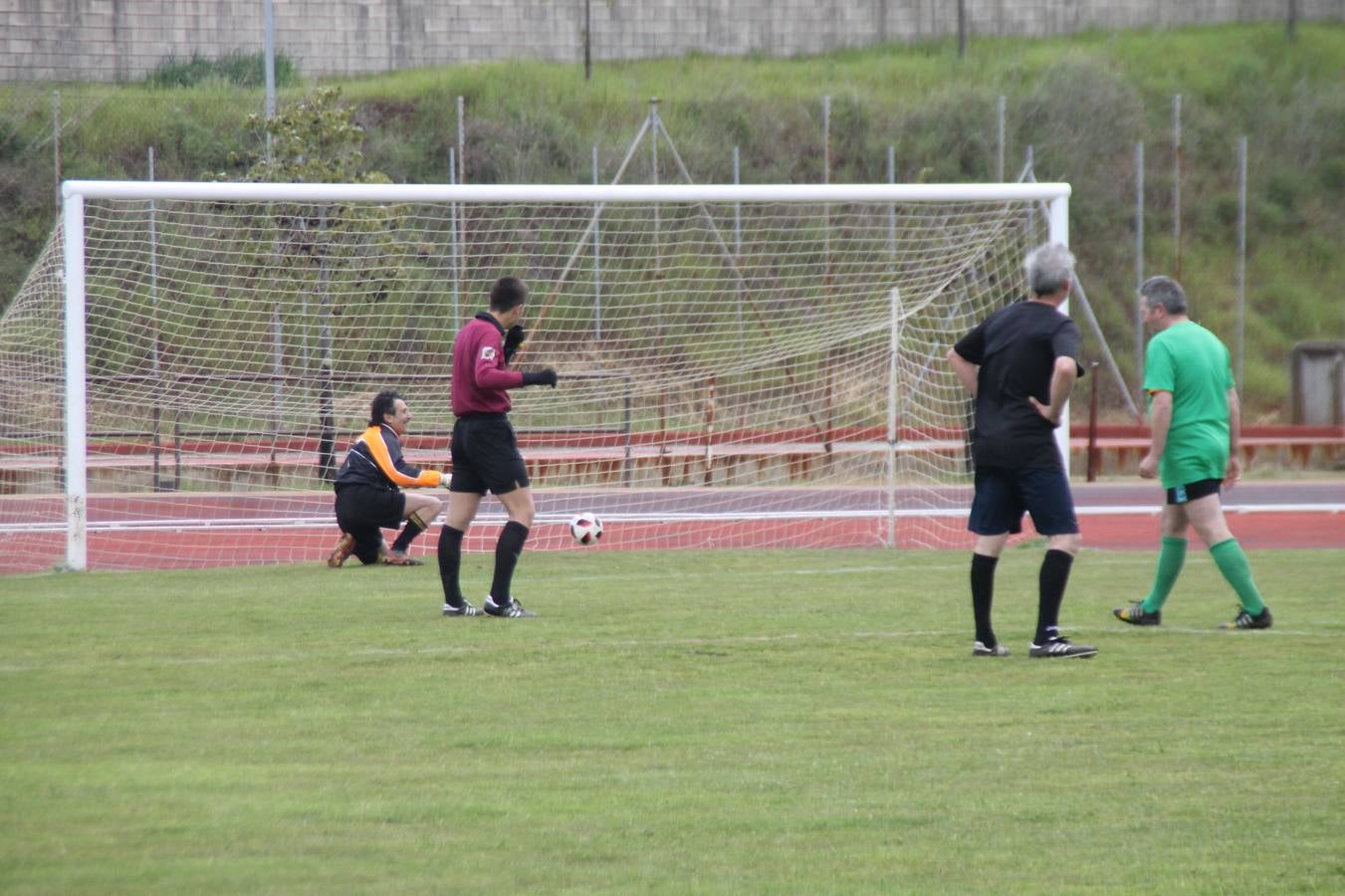 Jornada entrañable y emotiva la que ha vivido este sábado, 6 de abril, el Jerez Club de Fútbol con la celebración de un partido amistoso enmarcado en la conmemoración de su 50º aniversario, que ha reunido, dentro y fuera del césped del estadio municipal de la Ciudad Deportiva 'Manuel Calzado', a numerosos rostros protagonistas de la trayectoria de este gran club extremeño.A la cita han acudido futbolistas, entrenadores y directivos de buena parte de ese medio siglo de historia. Desde artífices de los inicios del club verdinegro, con su nombre originario de Club Polideportivo Vasco Núñez, a algunos de los juveniles del Jerez que lograron el ascenso a la División de honor en la temporada 95-96 con Paco Agudo como técnico, hasta un buen número de los protagonistas del mayor hito en la historia del club templario, el ascenso a Segunda División B en la temporada 98-99 con Vázquez Bermejo como entrenador y siendo presidente Ángel Asensio.