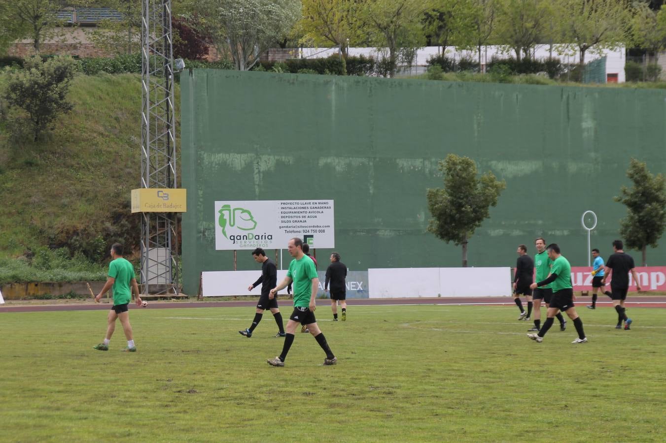 Jornada entrañable y emotiva la que ha vivido este sábado, 6 de abril, el Jerez Club de Fútbol con la celebración de un partido amistoso enmarcado en la conmemoración de su 50º aniversario, que ha reunido, dentro y fuera del césped del estadio municipal de la Ciudad Deportiva 'Manuel Calzado', a numerosos rostros protagonistas de la trayectoria de este gran club extremeño.A la cita han acudido futbolistas, entrenadores y directivos de buena parte de ese medio siglo de historia. Desde artífices de los inicios del club verdinegro, con su nombre originario de Club Polideportivo Vasco Núñez, a algunos de los juveniles del Jerez que lograron el ascenso a la División de honor en la temporada 95-96 con Paco Agudo como técnico, hasta un buen número de los protagonistas del mayor hito en la historia del club templario, el ascenso a Segunda División B en la temporada 98-99 con Vázquez Bermejo como entrenador y siendo presidente Ángel Asensio.
