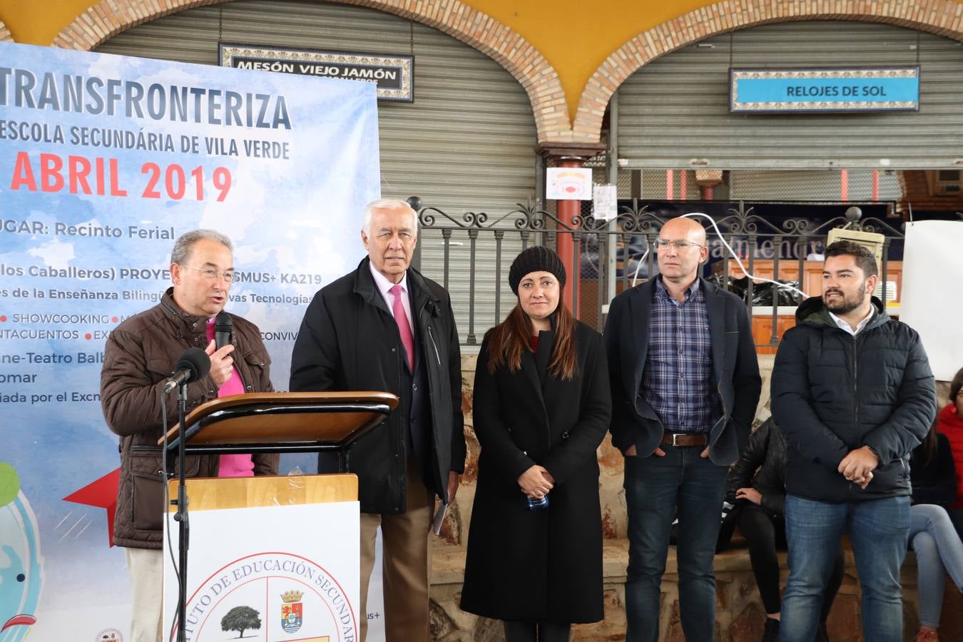 El Instituto de Enseñanza Secundaria El Pomar de Jerez de los Caballeros ha celebrado una actividad trasnacional del Aprendizaje en el marco del proyecto Erasmus+ que viene desarrollando desde el curso pasado junto con el centro portugués de la Escola Vila Verde de Braga. El recinto ferial de la localidad templaria fue el escenario de dicha actividad que se abrió, especialmente a la convivencia entre alumnos de ambos centros, a través de charlas, juegos, talleres y actividades culturales. 