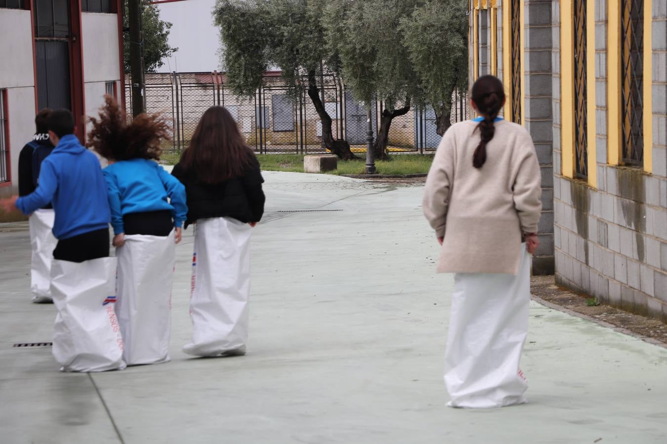 El Instituto de Enseñanza Secundaria El Pomar de Jerez de los Caballeros ha celebrado una actividad trasnacional del Aprendizaje en el marco del proyecto Erasmus+ que viene desarrollando desde el curso pasado junto con el centro portugués de la Escola Vila Verde de Braga. El recinto ferial de la localidad templaria fue el escenario de dicha actividad que se abrió, especialmente a la convivencia entre alumnos de ambos centros, a través de charlas, juegos, talleres y actividades culturales. 