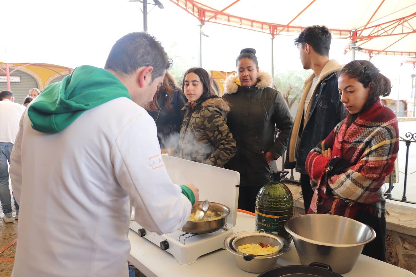 El Instituto de Enseñanza Secundaria El Pomar de Jerez de los Caballeros ha celebrado una actividad trasnacional del Aprendizaje en el marco del proyecto Erasmus+ que viene desarrollando desde el curso pasado junto con el centro portugués de la Escola Vila Verde de Braga. El recinto ferial de la localidad templaria fue el escenario de dicha actividad que se abrió, especialmente a la convivencia entre alumnos de ambos centros, a través de charlas, juegos, talleres y actividades culturales. 