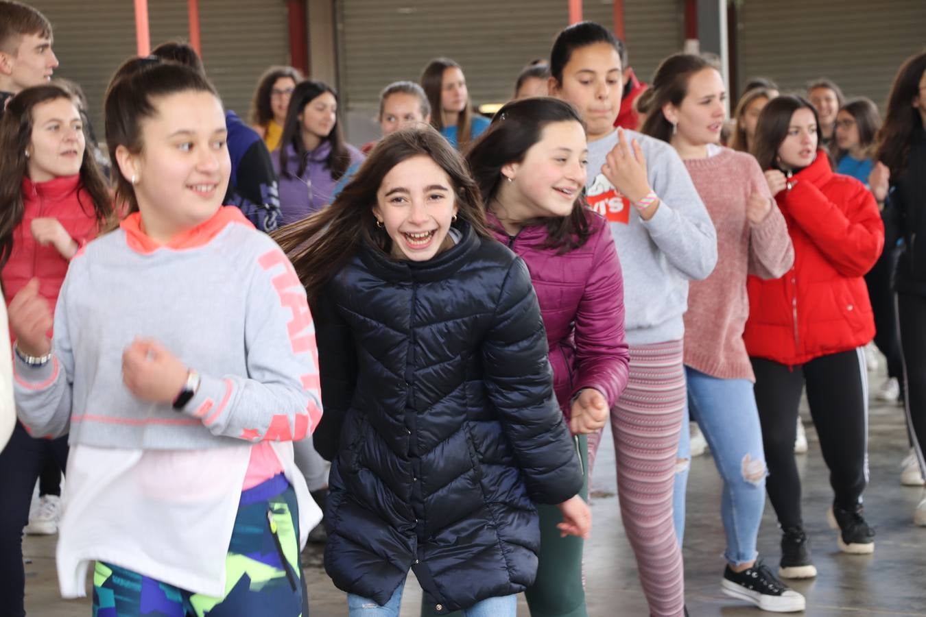 El Instituto de Enseñanza Secundaria El Pomar de Jerez de los Caballeros ha celebrado una actividad trasnacional del Aprendizaje en el marco del proyecto Erasmus+ que viene desarrollando desde el curso pasado junto con el centro portugués de la Escola Vila Verde de Braga. El recinto ferial de la localidad templaria fue el escenario de dicha actividad que se abrió, especialmente a la convivencia entre alumnos de ambos centros, a través de charlas, juegos, talleres y actividades culturales. 