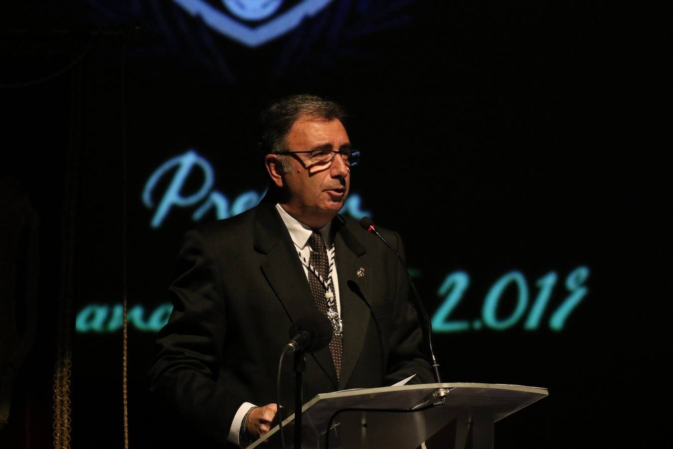 Miguel Gil del Río, jerezano, maestro, hombre de fe y gran cofrade, ha ofrecido este domingo el Pregón de la Semana Santa de Jerez de los Caballeros 2019. En este acto oficial, celebrado en el cine-teatro Balboa, orlado por las voces de la Coral de la Escuela Municipal de Música y con la presencia junto al pregonero de la alcaldesa de la ciudad, Virginia Borrallo; el párroco, Antonio María Rejano; el presidente de la Junta de Cofradías, Francisco Gallardo, y Antonio José Carrasco, encargado de su presentación, Miguel Gil ha abierto las puertas del acontecimiento más grande y único en la vida de la ciudad templaria y lo ha hecho con versos emocionados, con una vivencia profunda y con sentimiento cofrade.