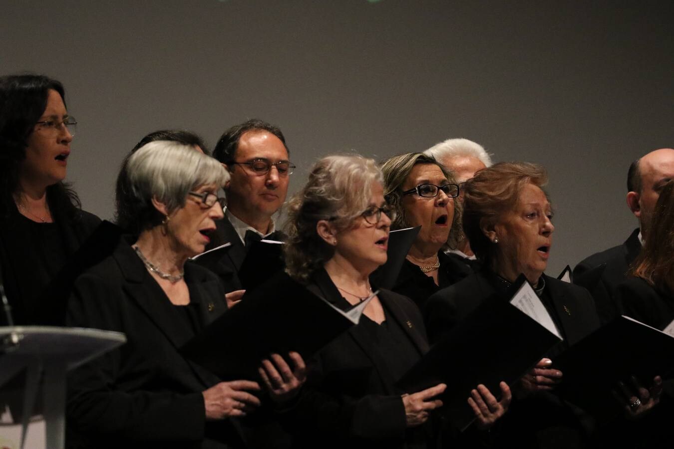 Miguel Gil del Río, jerezano, maestro, hombre de fe y gran cofrade, ha ofrecido este domingo el Pregón de la Semana Santa de Jerez de los Caballeros 2019. En este acto oficial, celebrado en el cine-teatro Balboa, orlado por las voces de la Coral de la Escuela Municipal de Música y con la presencia junto al pregonero de la alcaldesa de la ciudad, Virginia Borrallo; el párroco, Antonio María Rejano; el presidente de la Junta de Cofradías, Francisco Gallardo, y Antonio José Carrasco, encargado de su presentación, Miguel Gil ha abierto las puertas del acontecimiento más grande y único en la vida de la ciudad templaria y lo ha hecho con versos emocionados, con una vivencia profunda y con sentimiento cofrade.