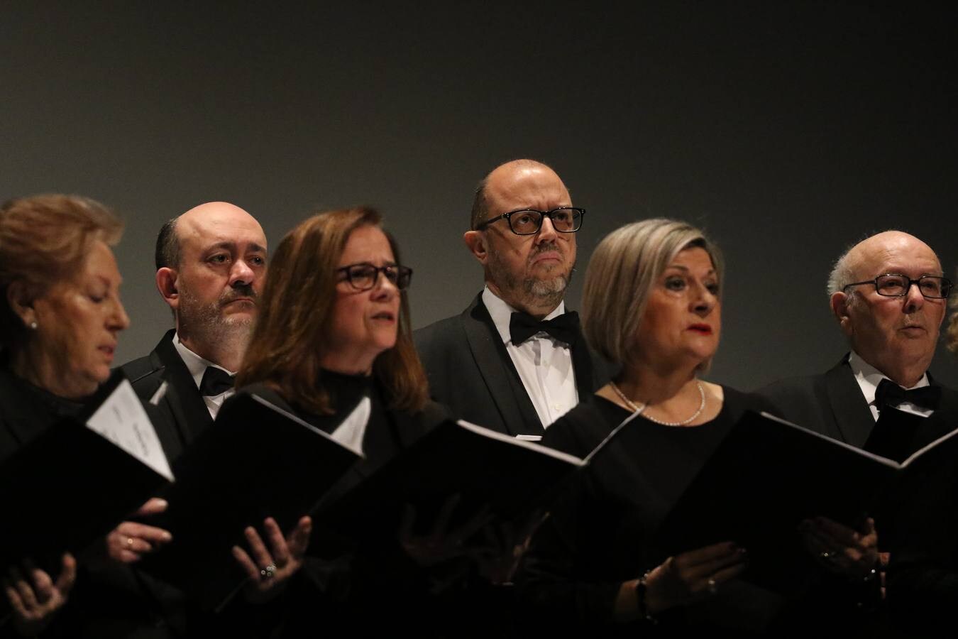 Miguel Gil del Río, jerezano, maestro, hombre de fe y gran cofrade, ha ofrecido este domingo el Pregón de la Semana Santa de Jerez de los Caballeros 2019. En este acto oficial, celebrado en el cine-teatro Balboa, orlado por las voces de la Coral de la Escuela Municipal de Música y con la presencia junto al pregonero de la alcaldesa de la ciudad, Virginia Borrallo; el párroco, Antonio María Rejano; el presidente de la Junta de Cofradías, Francisco Gallardo, y Antonio José Carrasco, encargado de su presentación, Miguel Gil ha abierto las puertas del acontecimiento más grande y único en la vida de la ciudad templaria y lo ha hecho con versos emocionados, con una vivencia profunda y con sentimiento cofrade.