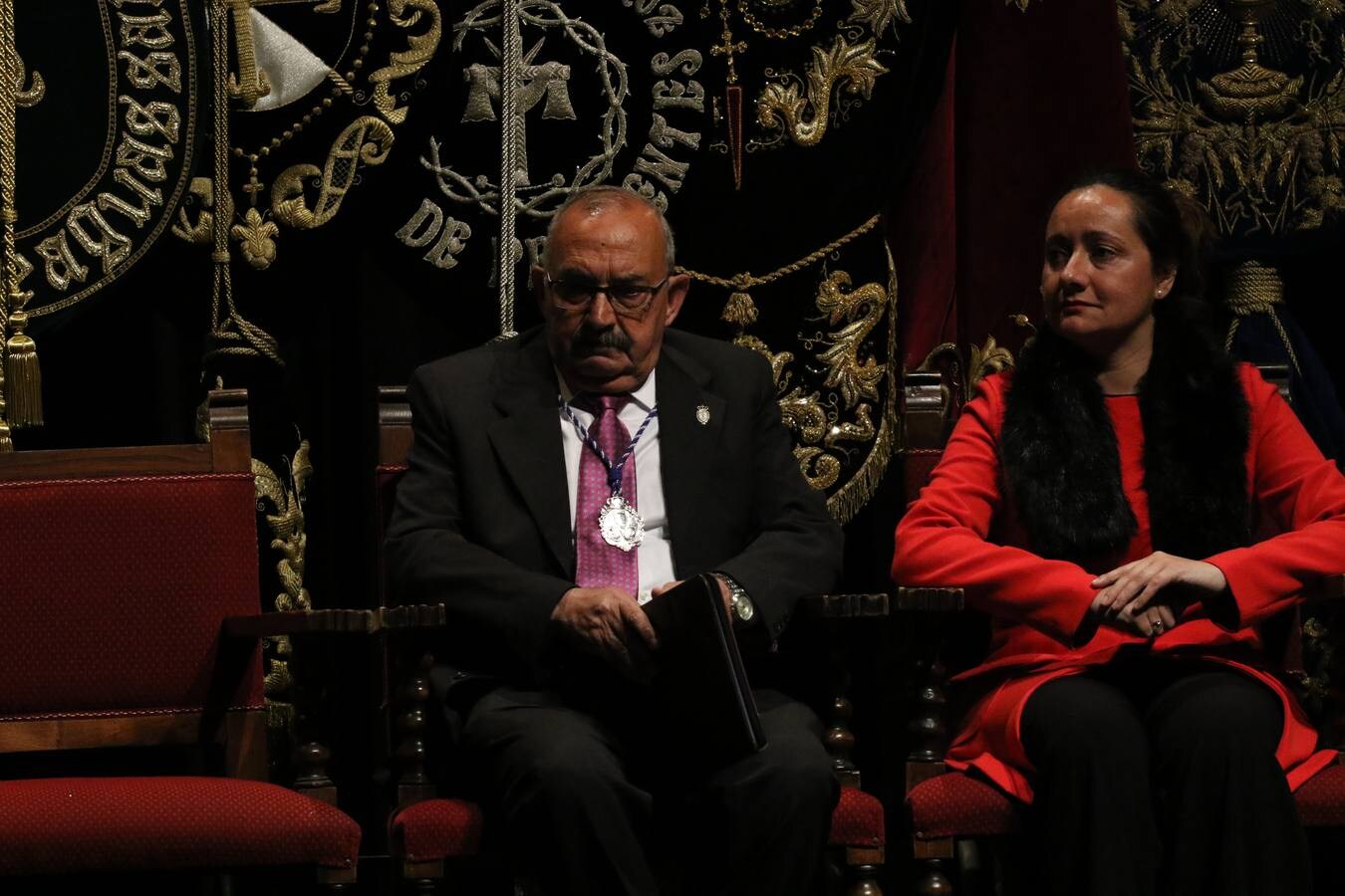 Miguel Gil del Río, jerezano, maestro, hombre de fe y gran cofrade, ha ofrecido este domingo el Pregón de la Semana Santa de Jerez de los Caballeros 2019. En este acto oficial, celebrado en el cine-teatro Balboa, orlado por las voces de la Coral de la Escuela Municipal de Música y con la presencia junto al pregonero de la alcaldesa de la ciudad, Virginia Borrallo; el párroco, Antonio María Rejano; el presidente de la Junta de Cofradías, Francisco Gallardo, y Antonio José Carrasco, encargado de su presentación, Miguel Gil ha abierto las puertas del acontecimiento más grande y único en la vida de la ciudad templaria y lo ha hecho con versos emocionados, con una vivencia profunda y con sentimiento cofrade.