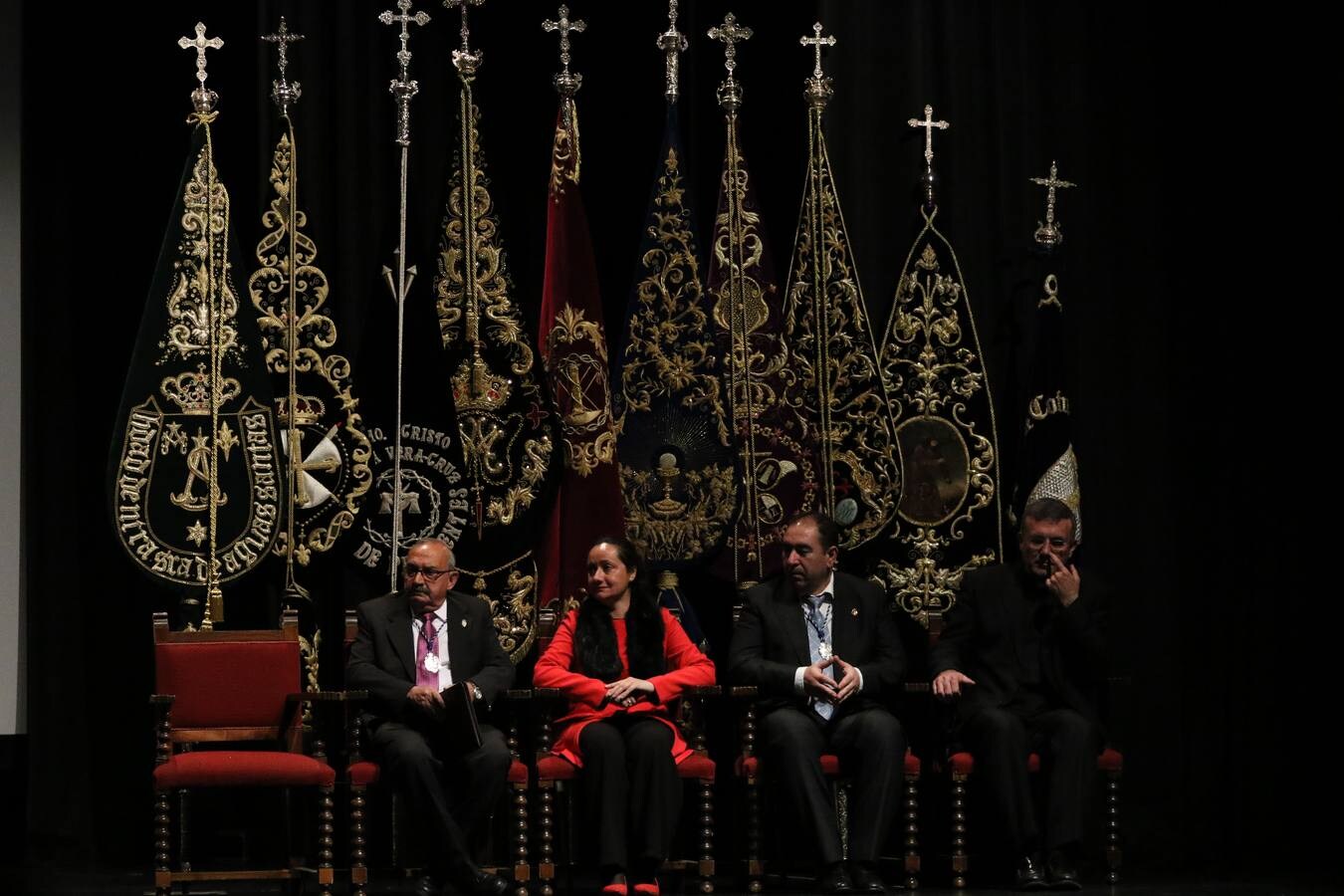 Miguel Gil del Río, jerezano, maestro, hombre de fe y gran cofrade, ha ofrecido este domingo el Pregón de la Semana Santa de Jerez de los Caballeros 2019. En este acto oficial, celebrado en el cine-teatro Balboa, orlado por las voces de la Coral de la Escuela Municipal de Música y con la presencia junto al pregonero de la alcaldesa de la ciudad, Virginia Borrallo; el párroco, Antonio María Rejano; el presidente de la Junta de Cofradías, Francisco Gallardo, y Antonio José Carrasco, encargado de su presentación, Miguel Gil ha abierto las puertas del acontecimiento más grande y único en la vida de la ciudad templaria y lo ha hecho con versos emocionados, con una vivencia profunda y con sentimiento cofrade.