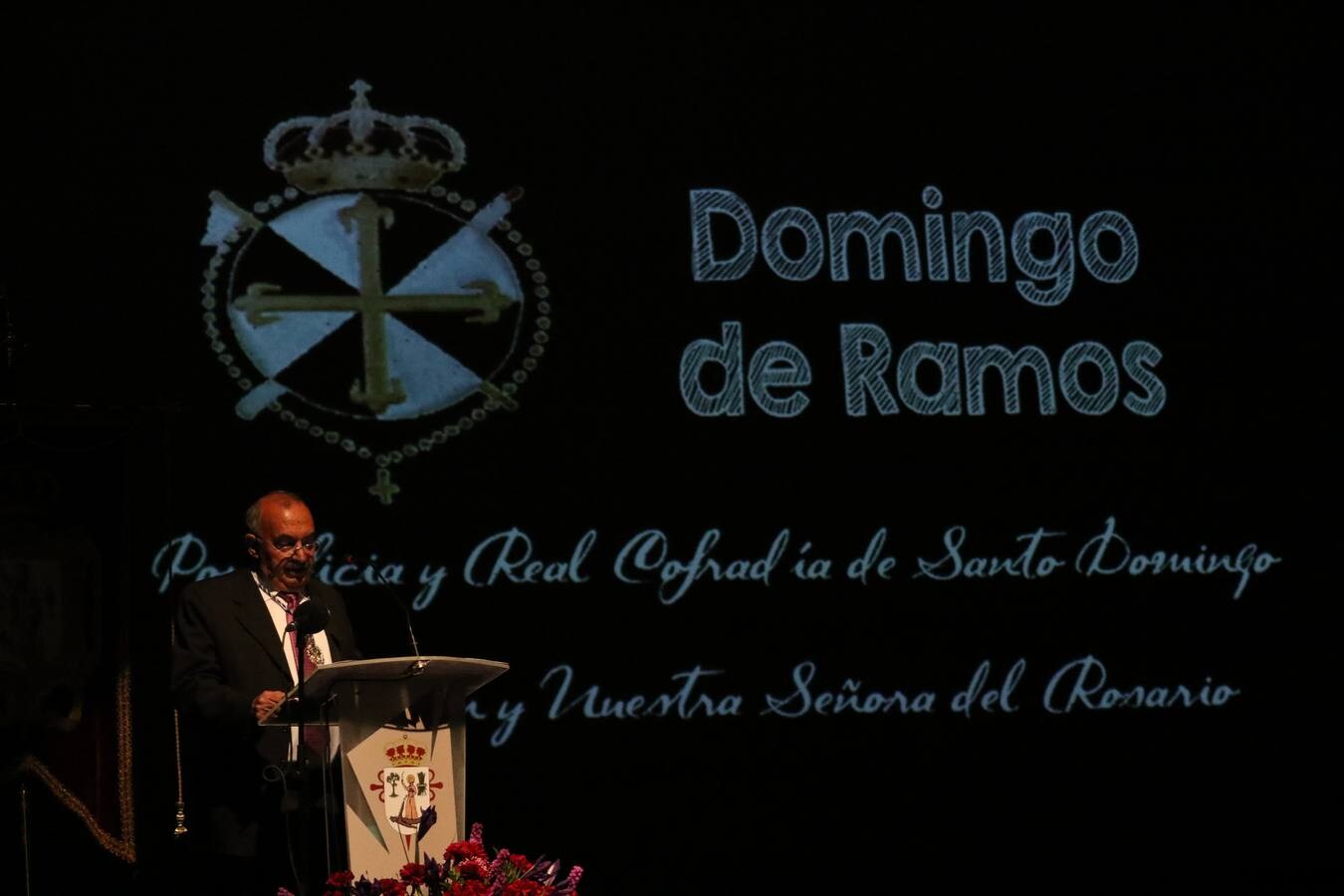 Miguel Gil del Río, jerezano, maestro, hombre de fe y gran cofrade, ha ofrecido este domingo el Pregón de la Semana Santa de Jerez de los Caballeros 2019. En este acto oficial, celebrado en el cine-teatro Balboa, orlado por las voces de la Coral de la Escuela Municipal de Música y con la presencia junto al pregonero de la alcaldesa de la ciudad, Virginia Borrallo; el párroco, Antonio María Rejano; el presidente de la Junta de Cofradías, Francisco Gallardo, y Antonio José Carrasco, encargado de su presentación, Miguel Gil ha abierto las puertas del acontecimiento más grande y único en la vida de la ciudad templaria y lo ha hecho con versos emocionados, con una vivencia profunda y con sentimiento cofrade.