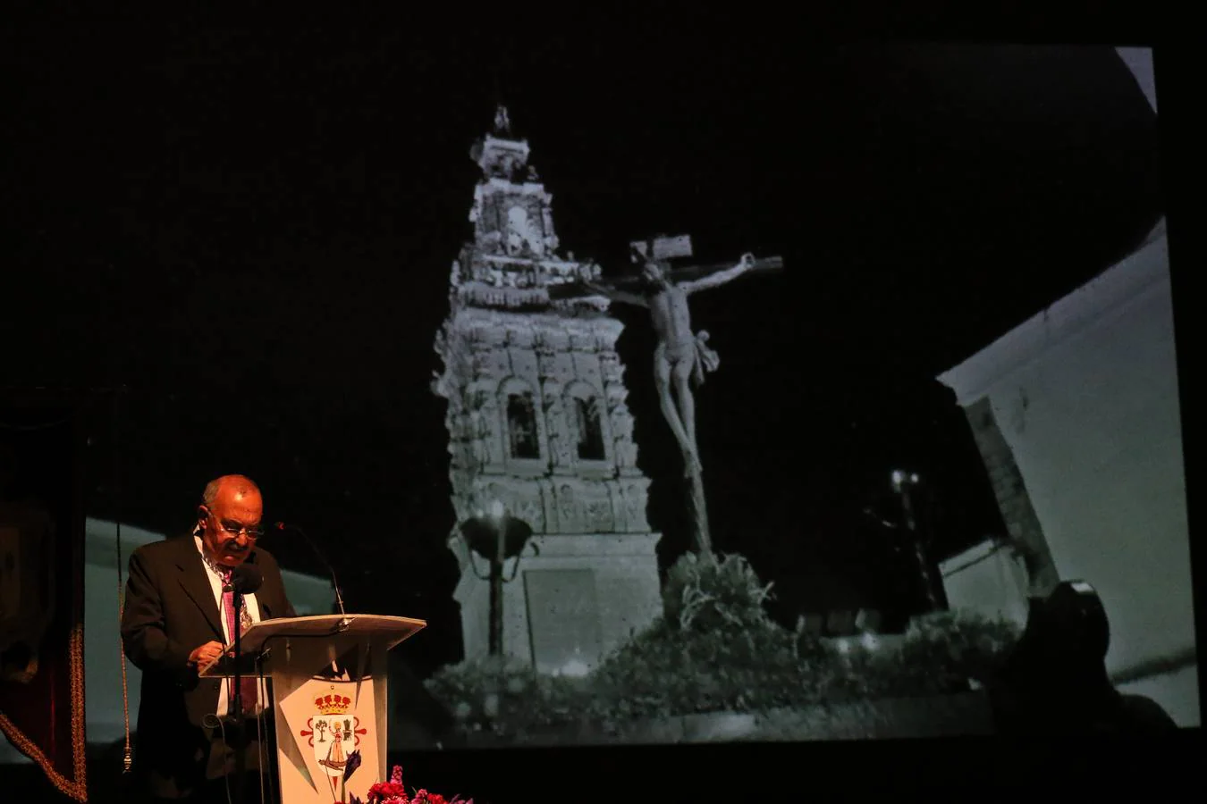 Miguel Gil del Río, jerezano, maestro, hombre de fe y gran cofrade, ha ofrecido este domingo el Pregón de la Semana Santa de Jerez de los Caballeros 2019. En este acto oficial, celebrado en el cine-teatro Balboa, orlado por las voces de la Coral de la Escuela Municipal de Música y con la presencia junto al pregonero de la alcaldesa de la ciudad, Virginia Borrallo; el párroco, Antonio María Rejano; el presidente de la Junta de Cofradías, Francisco Gallardo, y Antonio José Carrasco, encargado de su presentación, Miguel Gil ha abierto las puertas del acontecimiento más grande y único en la vida de la ciudad templaria y lo ha hecho con versos emocionados, con una vivencia profunda y con sentimiento cofrade.