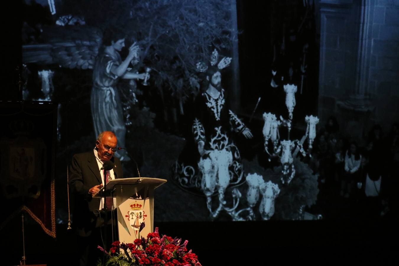 Miguel Gil del Río, jerezano, maestro, hombre de fe y gran cofrade, ha ofrecido este domingo el Pregón de la Semana Santa de Jerez de los Caballeros 2019. En este acto oficial, celebrado en el cine-teatro Balboa, orlado por las voces de la Coral de la Escuela Municipal de Música y con la presencia junto al pregonero de la alcaldesa de la ciudad, Virginia Borrallo; el párroco, Antonio María Rejano; el presidente de la Junta de Cofradías, Francisco Gallardo, y Antonio José Carrasco, encargado de su presentación, Miguel Gil ha abierto las puertas del acontecimiento más grande y único en la vida de la ciudad templaria y lo ha hecho con versos emocionados, con una vivencia profunda y con sentimiento cofrade.