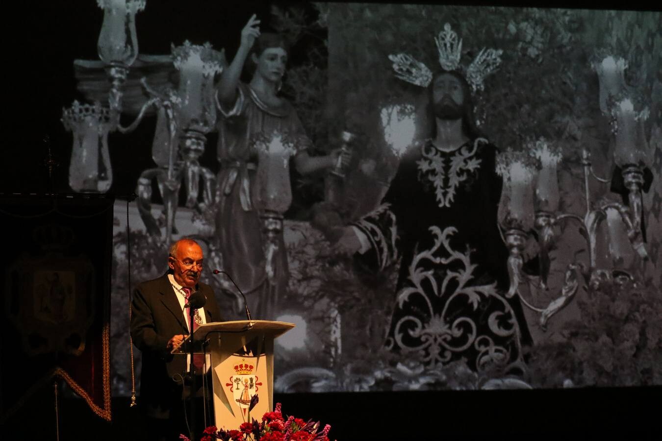 Miguel Gil del Río, jerezano, maestro, hombre de fe y gran cofrade, ha ofrecido este domingo el Pregón de la Semana Santa de Jerez de los Caballeros 2019. En este acto oficial, celebrado en el cine-teatro Balboa, orlado por las voces de la Coral de la Escuela Municipal de Música y con la presencia junto al pregonero de la alcaldesa de la ciudad, Virginia Borrallo; el párroco, Antonio María Rejano; el presidente de la Junta de Cofradías, Francisco Gallardo, y Antonio José Carrasco, encargado de su presentación, Miguel Gil ha abierto las puertas del acontecimiento más grande y único en la vida de la ciudad templaria y lo ha hecho con versos emocionados, con una vivencia profunda y con sentimiento cofrade.