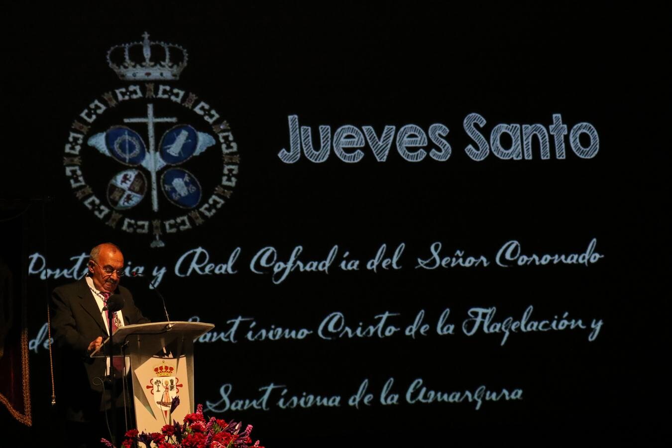 Miguel Gil del Río, jerezano, maestro, hombre de fe y gran cofrade, ha ofrecido este domingo el Pregón de la Semana Santa de Jerez de los Caballeros 2019. En este acto oficial, celebrado en el cine-teatro Balboa, orlado por las voces de la Coral de la Escuela Municipal de Música y con la presencia junto al pregonero de la alcaldesa de la ciudad, Virginia Borrallo; el párroco, Antonio María Rejano; el presidente de la Junta de Cofradías, Francisco Gallardo, y Antonio José Carrasco, encargado de su presentación, Miguel Gil ha abierto las puertas del acontecimiento más grande y único en la vida de la ciudad templaria y lo ha hecho con versos emocionados, con una vivencia profunda y con sentimiento cofrade.