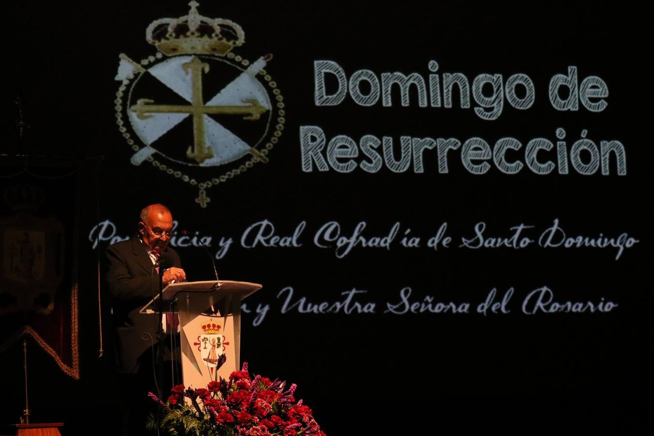 Miguel Gil del Río, jerezano, maestro, hombre de fe y gran cofrade, ha ofrecido este domingo el Pregón de la Semana Santa de Jerez de los Caballeros 2019. En este acto oficial, celebrado en el cine-teatro Balboa, orlado por las voces de la Coral de la Escuela Municipal de Música y con la presencia junto al pregonero de la alcaldesa de la ciudad, Virginia Borrallo; el párroco, Antonio María Rejano; el presidente de la Junta de Cofradías, Francisco Gallardo, y Antonio José Carrasco, encargado de su presentación, Miguel Gil ha abierto las puertas del acontecimiento más grande y único en la vida de la ciudad templaria y lo ha hecho con versos emocionados, con una vivencia profunda y con sentimiento cofrade.