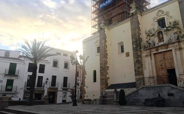 Se han retirado las vallas del entorno de la torre de San Miguel y la Plaza de España luce despejada de cara a la Semana Santa.