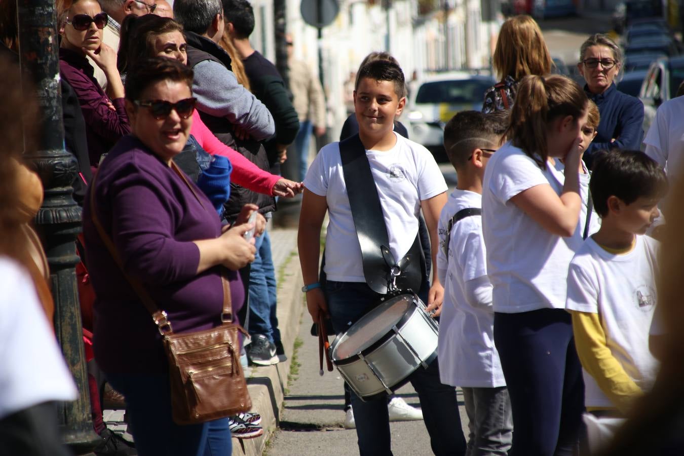 El Colegio 'Sotomayor y Terrazas' ha celebrado, esta mañana, su III Certamen escolar de bandas, organizado por el área de Música de este centro educativo, bajo la dirección de la maestra Loli Guzmán. A las puertas de la Semana Santa de Jerez, la actividad ha tenido como objetivo acercar la música a los niños y trabajar con ellos los sones que acompañan esta celebración. Esta edición ha contado, también, con la participación de alumnos del Colegio de Educación Especial 'Nuestra Señora de Aguasantas', la Agrupación Musical 'Nuestro Padre Jesús Nazareno', la Banda de CC. y TT. de 'Nuestra Señora del Rosario' y la Agrupación Musical 'Maestro Sousa'. Además, como novedad, se ha realizado un desfile previo por las calles del popular 'Barrio Alto'.