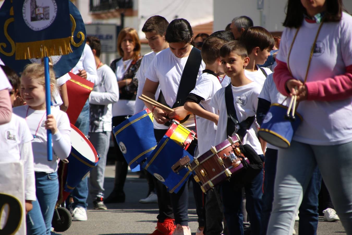 El Colegio 'Sotomayor y Terrazas' ha celebrado, esta mañana, su III Certamen escolar de bandas, organizado por el área de Música de este centro educativo, bajo la dirección de la maestra Loli Guzmán. A las puertas de la Semana Santa de Jerez, la actividad ha tenido como objetivo acercar la música a los niños y trabajar con ellos los sones que acompañan esta celebración. Esta edición ha contado, también, con la participación de alumnos del Colegio de Educación Especial 'Nuestra Señora de Aguasantas', la Agrupación Musical 'Nuestro Padre Jesús Nazareno', la Banda de CC. y TT. de 'Nuestra Señora del Rosario' y la Agrupación Musical 'Maestro Sousa'. Además, como novedad, se ha realizado un desfile previo por las calles del popular 'Barrio Alto'.