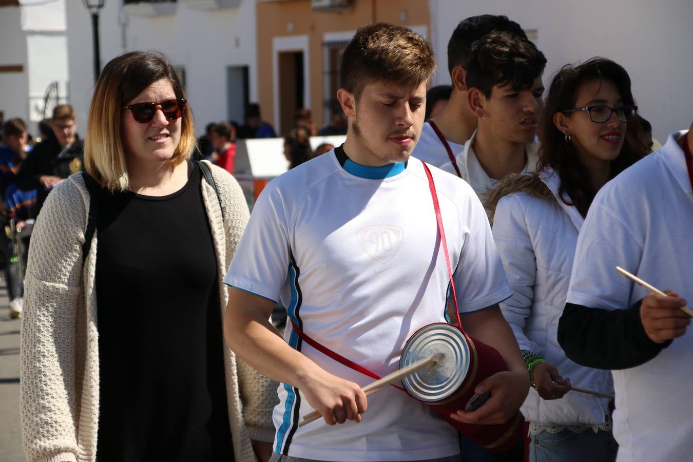 El Colegio 'Sotomayor y Terrazas' ha celebrado, esta mañana, su III Certamen escolar de bandas, organizado por el área de Música de este centro educativo, bajo la dirección de la maestra Loli Guzmán. A las puertas de la Semana Santa de Jerez, la actividad ha tenido como objetivo acercar la música a los niños y trabajar con ellos los sones que acompañan esta celebración. Esta edición ha contado, también, con la participación de alumnos del Colegio de Educación Especial 'Nuestra Señora de Aguasantas', la Agrupación Musical 'Nuestro Padre Jesús Nazareno', la Banda de CC. y TT. de 'Nuestra Señora del Rosario' y la Agrupación Musical 'Maestro Sousa'. Además, como novedad, se ha realizado un desfile previo por las calles del popular 'Barrio Alto'.