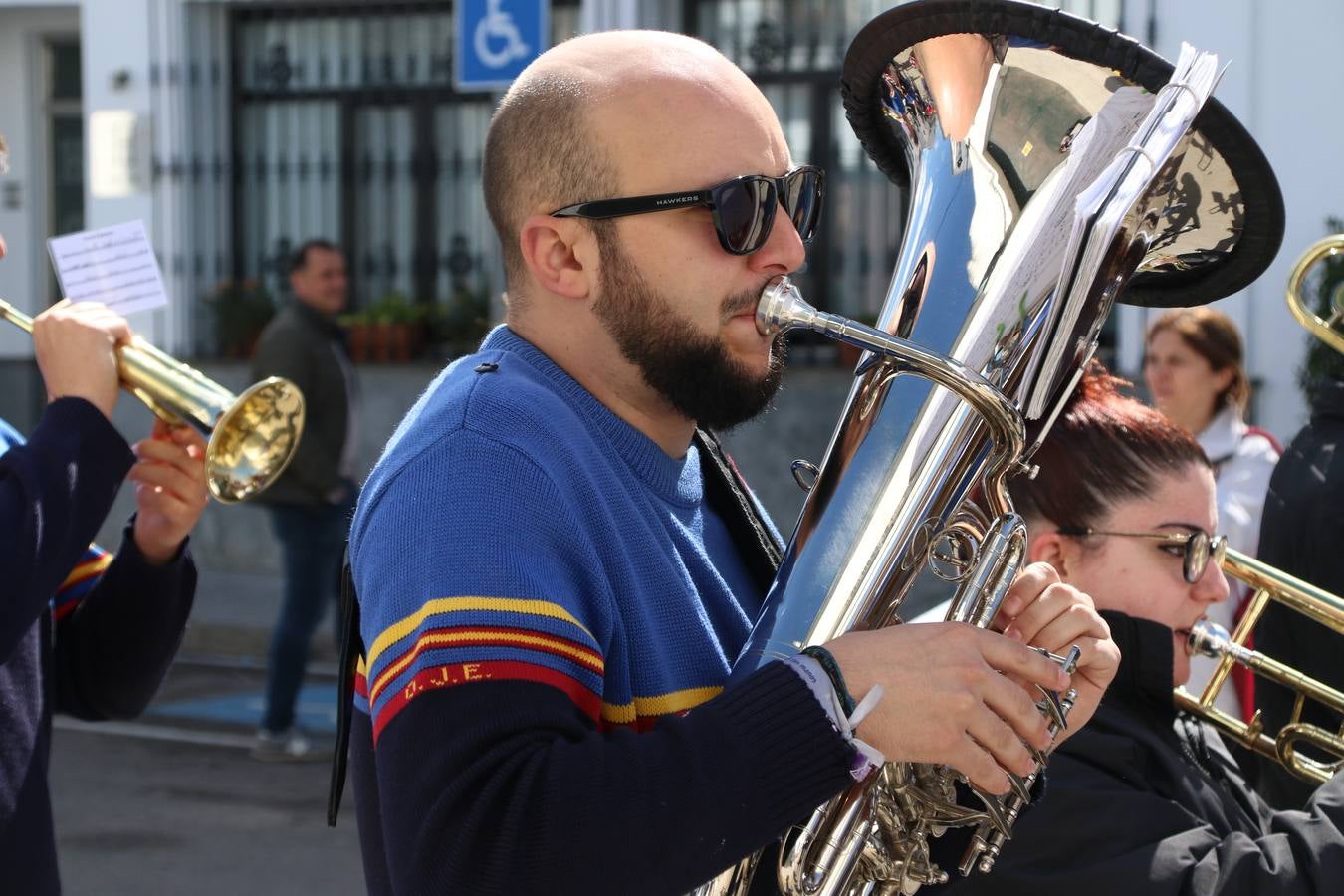El Colegio 'Sotomayor y Terrazas' ha celebrado, esta mañana, su III Certamen escolar de bandas, organizado por el área de Música de este centro educativo, bajo la dirección de la maestra Loli Guzmán. A las puertas de la Semana Santa de Jerez, la actividad ha tenido como objetivo acercar la música a los niños y trabajar con ellos los sones que acompañan esta celebración. Esta edición ha contado, también, con la participación de alumnos del Colegio de Educación Especial 'Nuestra Señora de Aguasantas', la Agrupación Musical 'Nuestro Padre Jesús Nazareno', la Banda de CC. y TT. de 'Nuestra Señora del Rosario' y la Agrupación Musical 'Maestro Sousa'. Además, como novedad, se ha realizado un desfile previo por las calles del popular 'Barrio Alto'.
