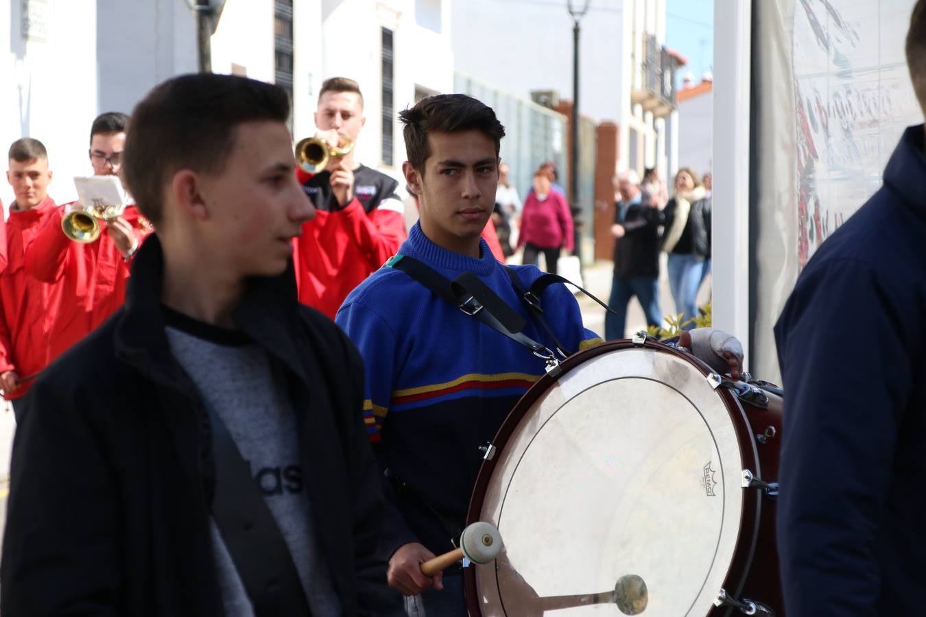 El Colegio 'Sotomayor y Terrazas' ha celebrado, esta mañana, su III Certamen escolar de bandas, organizado por el área de Música de este centro educativo, bajo la dirección de la maestra Loli Guzmán. A las puertas de la Semana Santa de Jerez, la actividad ha tenido como objetivo acercar la música a los niños y trabajar con ellos los sones que acompañan esta celebración. Esta edición ha contado, también, con la participación de alumnos del Colegio de Educación Especial 'Nuestra Señora de Aguasantas', la Agrupación Musical 'Nuestro Padre Jesús Nazareno', la Banda de CC. y TT. de 'Nuestra Señora del Rosario' y la Agrupación Musical 'Maestro Sousa'. Además, como novedad, se ha realizado un desfile previo por las calles del popular 'Barrio Alto'.