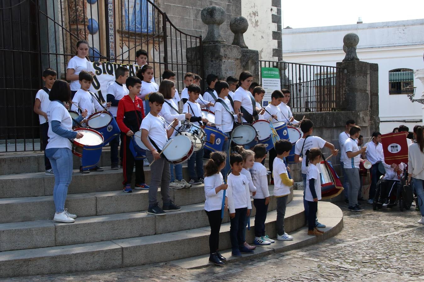 El Colegio 'Sotomayor y Terrazas' ha celebrado, esta mañana, su III Certamen escolar de bandas, organizado por el área de Música de este centro educativo, bajo la dirección de la maestra Loli Guzmán. A las puertas de la Semana Santa de Jerez, la actividad ha tenido como objetivo acercar la música a los niños y trabajar con ellos los sones que acompañan esta celebración. Esta edición ha contado, también, con la participación de alumnos del Colegio de Educación Especial 'Nuestra Señora de Aguasantas', la Agrupación Musical 'Nuestro Padre Jesús Nazareno', la Banda de CC. y TT. de 'Nuestra Señora del Rosario' y la Agrupación Musical 'Maestro Sousa'. Además, como novedad, se ha realizado un desfile previo por las calles del popular 'Barrio Alto'.