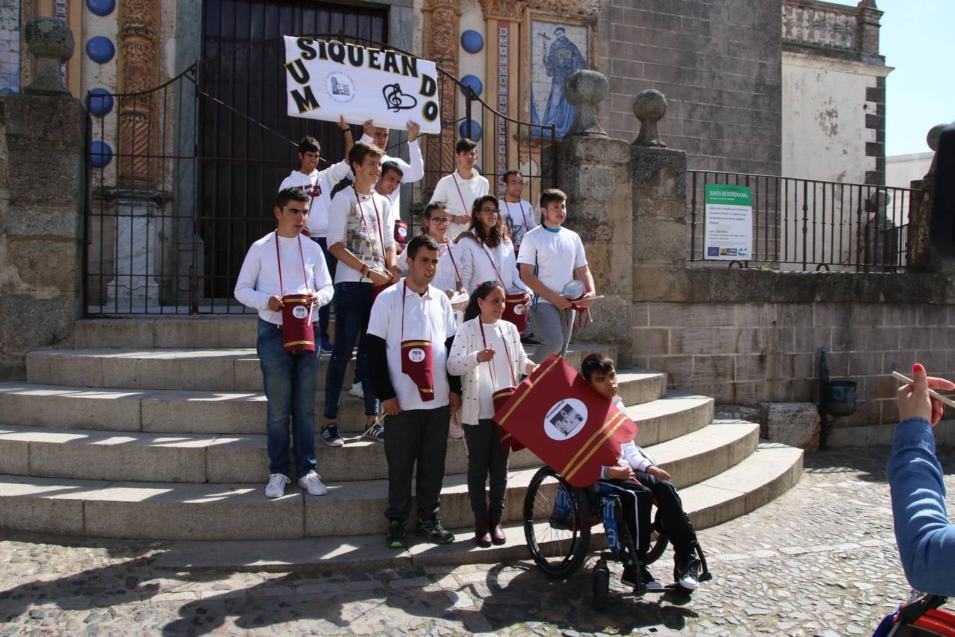 El Colegio 'Sotomayor y Terrazas' ha celebrado, esta mañana, su III Certamen escolar de bandas, organizado por el área de Música de este centro educativo, bajo la dirección de la maestra Loli Guzmán. A las puertas de la Semana Santa de Jerez, la actividad ha tenido como objetivo acercar la música a los niños y trabajar con ellos los sones que acompañan esta celebración. Esta edición ha contado, también, con la participación de alumnos del Colegio de Educación Especial 'Nuestra Señora de Aguasantas', la Agrupación Musical 'Nuestro Padre Jesús Nazareno', la Banda de CC. y TT. de 'Nuestra Señora del Rosario' y la Agrupación Musical 'Maestro Sousa'. Además, como novedad, se ha realizado un desfile previo por las calles del popular 'Barrio Alto'.