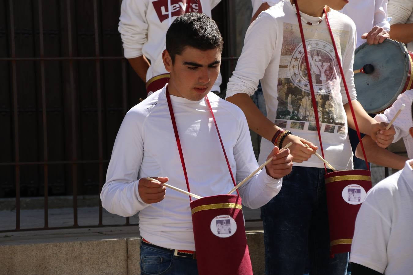 El Colegio 'Sotomayor y Terrazas' ha celebrado, esta mañana, su III Certamen escolar de bandas, organizado por el área de Música de este centro educativo, bajo la dirección de la maestra Loli Guzmán. A las puertas de la Semana Santa de Jerez, la actividad ha tenido como objetivo acercar la música a los niños y trabajar con ellos los sones que acompañan esta celebración. Esta edición ha contado, también, con la participación de alumnos del Colegio de Educación Especial 'Nuestra Señora de Aguasantas', la Agrupación Musical 'Nuestro Padre Jesús Nazareno', la Banda de CC. y TT. de 'Nuestra Señora del Rosario' y la Agrupación Musical 'Maestro Sousa'. Además, como novedad, se ha realizado un desfile previo por las calles del popular 'Barrio Alto'.