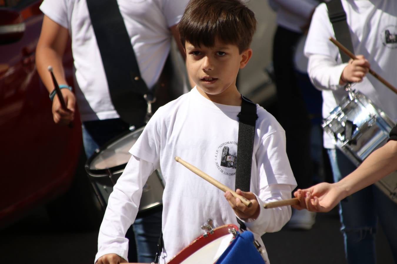 El Colegio 'Sotomayor y Terrazas' ha celebrado, esta mañana, su III Certamen escolar de bandas, organizado por el área de Música de este centro educativo, bajo la dirección de la maestra Loli Guzmán. A las puertas de la Semana Santa de Jerez, la actividad ha tenido como objetivo acercar la música a los niños y trabajar con ellos los sones que acompañan esta celebración. Esta edición ha contado, también, con la participación de alumnos del Colegio de Educación Especial 'Nuestra Señora de Aguasantas', la Agrupación Musical 'Nuestro Padre Jesús Nazareno', la Banda de CC. y TT. de 'Nuestra Señora del Rosario' y la Agrupación Musical 'Maestro Sousa'. Además, como novedad, se ha realizado un desfile previo por las calles del popular 'Barrio Alto'.