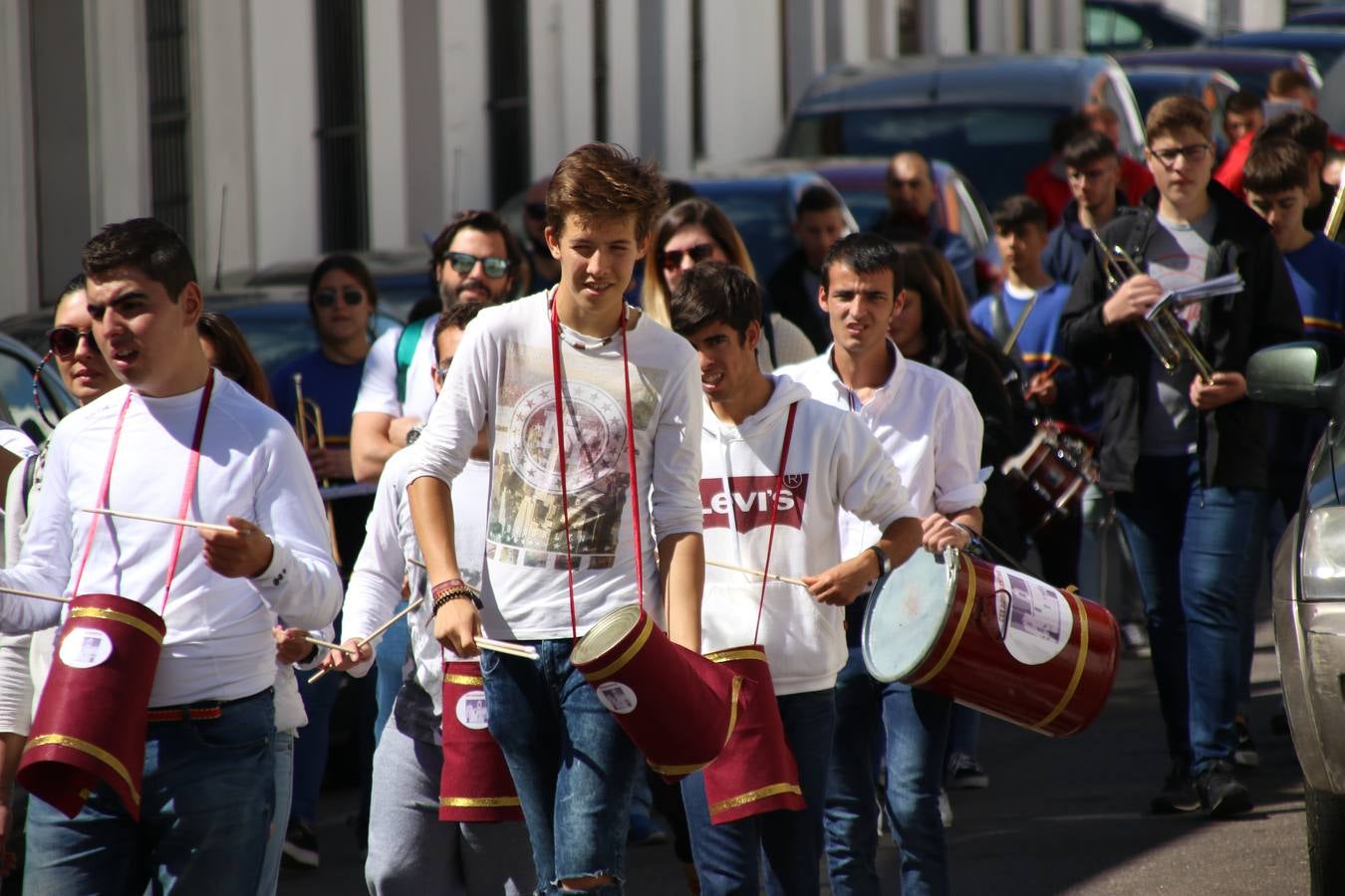 El Colegio 'Sotomayor y Terrazas' ha celebrado, esta mañana, su III Certamen escolar de bandas, organizado por el área de Música de este centro educativo, bajo la dirección de la maestra Loli Guzmán. A las puertas de la Semana Santa de Jerez, la actividad ha tenido como objetivo acercar la música a los niños y trabajar con ellos los sones que acompañan esta celebración. Esta edición ha contado, también, con la participación de alumnos del Colegio de Educación Especial 'Nuestra Señora de Aguasantas', la Agrupación Musical 'Nuestro Padre Jesús Nazareno', la Banda de CC. y TT. de 'Nuestra Señora del Rosario' y la Agrupación Musical 'Maestro Sousa'. Además, como novedad, se ha realizado un desfile previo por las calles del popular 'Barrio Alto'.