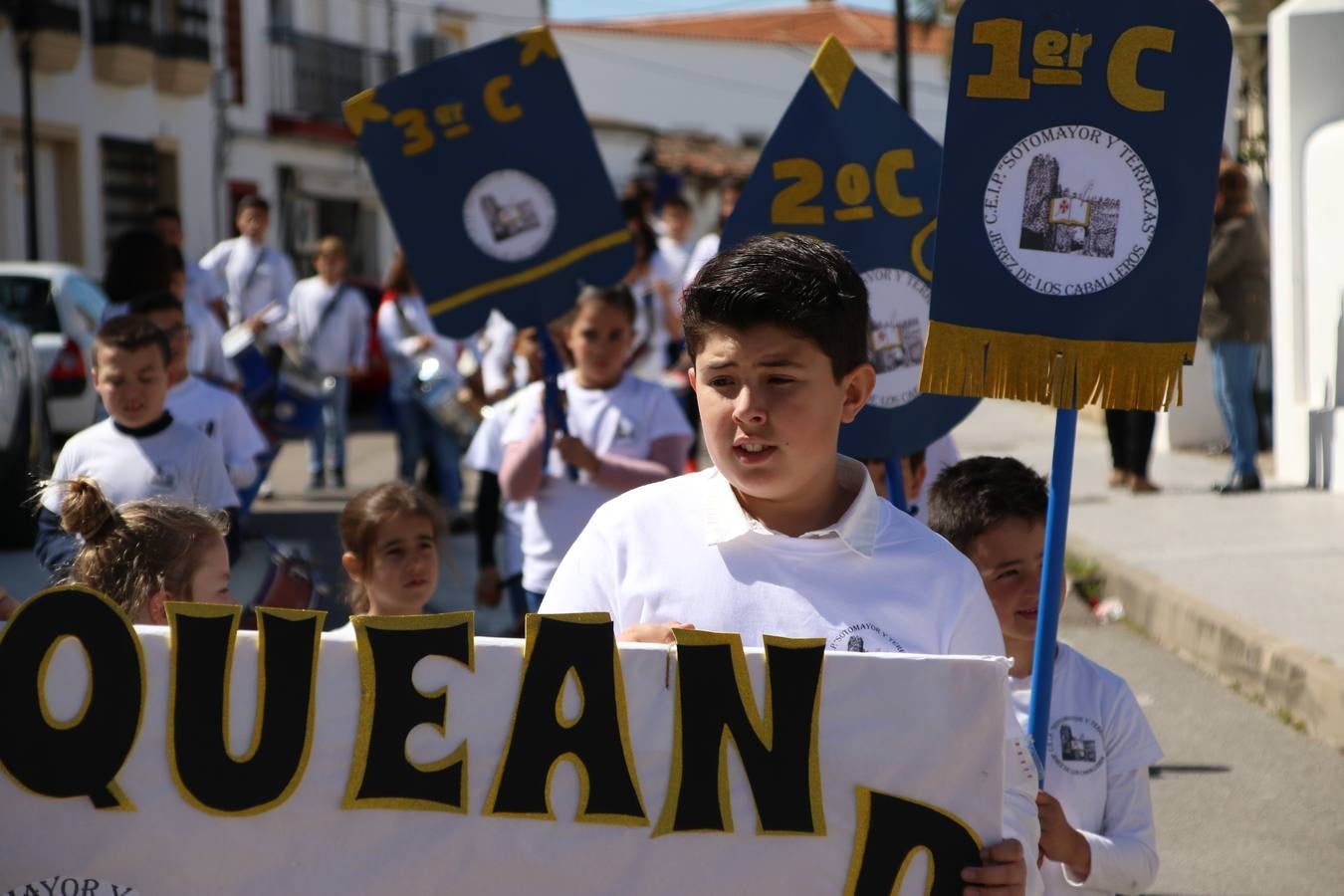 El Colegio 'Sotomayor y Terrazas' ha celebrado, esta mañana, su III Certamen escolar de bandas, organizado por el área de Música de este centro educativo, bajo la dirección de la maestra Loli Guzmán. A las puertas de la Semana Santa de Jerez, la actividad ha tenido como objetivo acercar la música a los niños y trabajar con ellos los sones que acompañan esta celebración. Esta edición ha contado, también, con la participación de alumnos del Colegio de Educación Especial 'Nuestra Señora de Aguasantas', la Agrupación Musical 'Nuestro Padre Jesús Nazareno', la Banda de CC. y TT. de 'Nuestra Señora del Rosario' y la Agrupación Musical 'Maestro Sousa'. Además, como novedad, se ha realizado un desfile previo por las calles del popular 'Barrio Alto'.